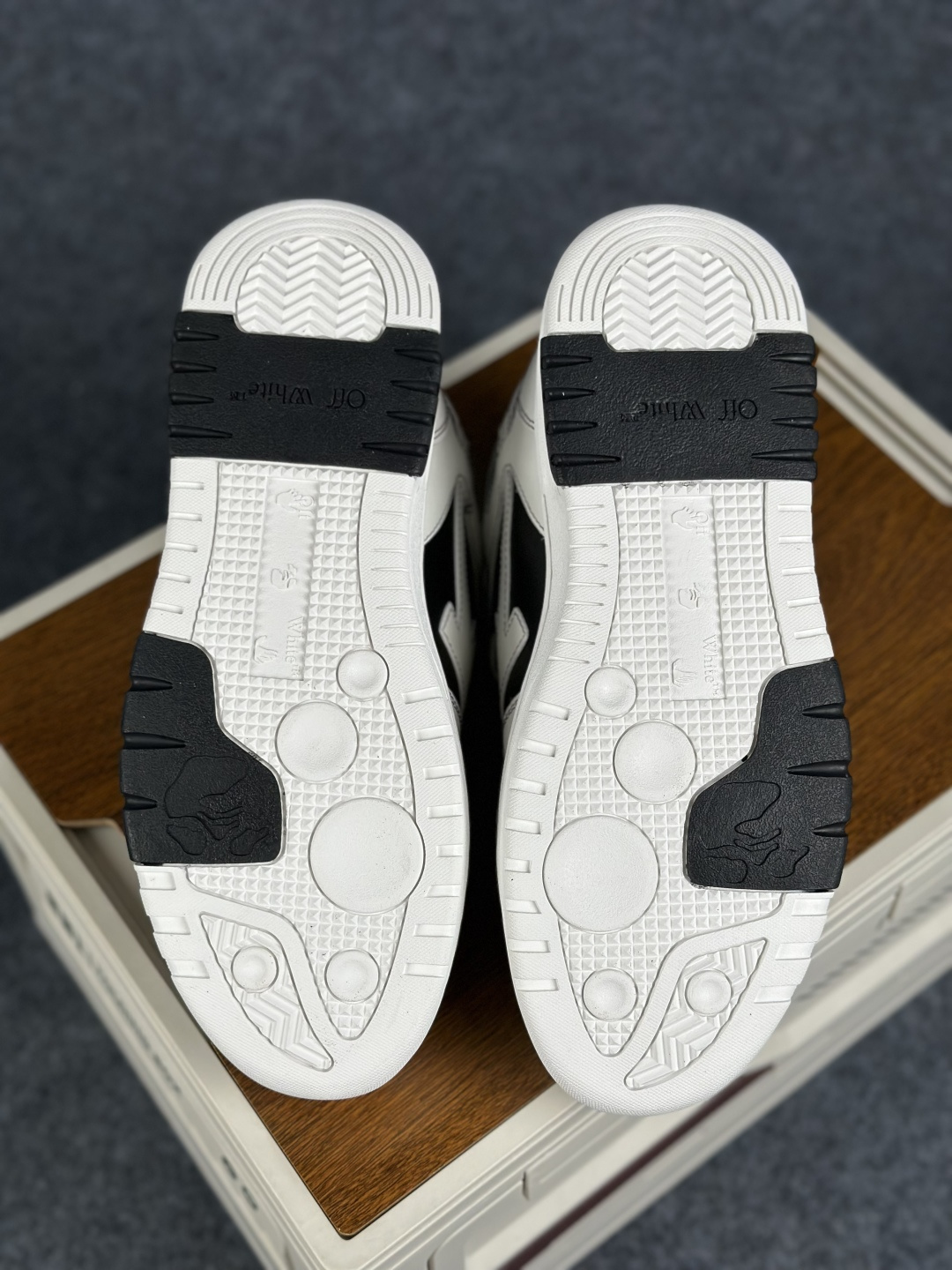 OW纯原版 Off-White板鞋 第21色 黑白标-Top High Quatity Cheap Sneakers Fashion Clothing Clothes Bags handbags Shoes of all Brand wholesale With The best Quality And Beautiful Price from China Factory Chinese suppliers wholesaler seller OW纯原版 Off-White板鞋 第21色 黑白标
