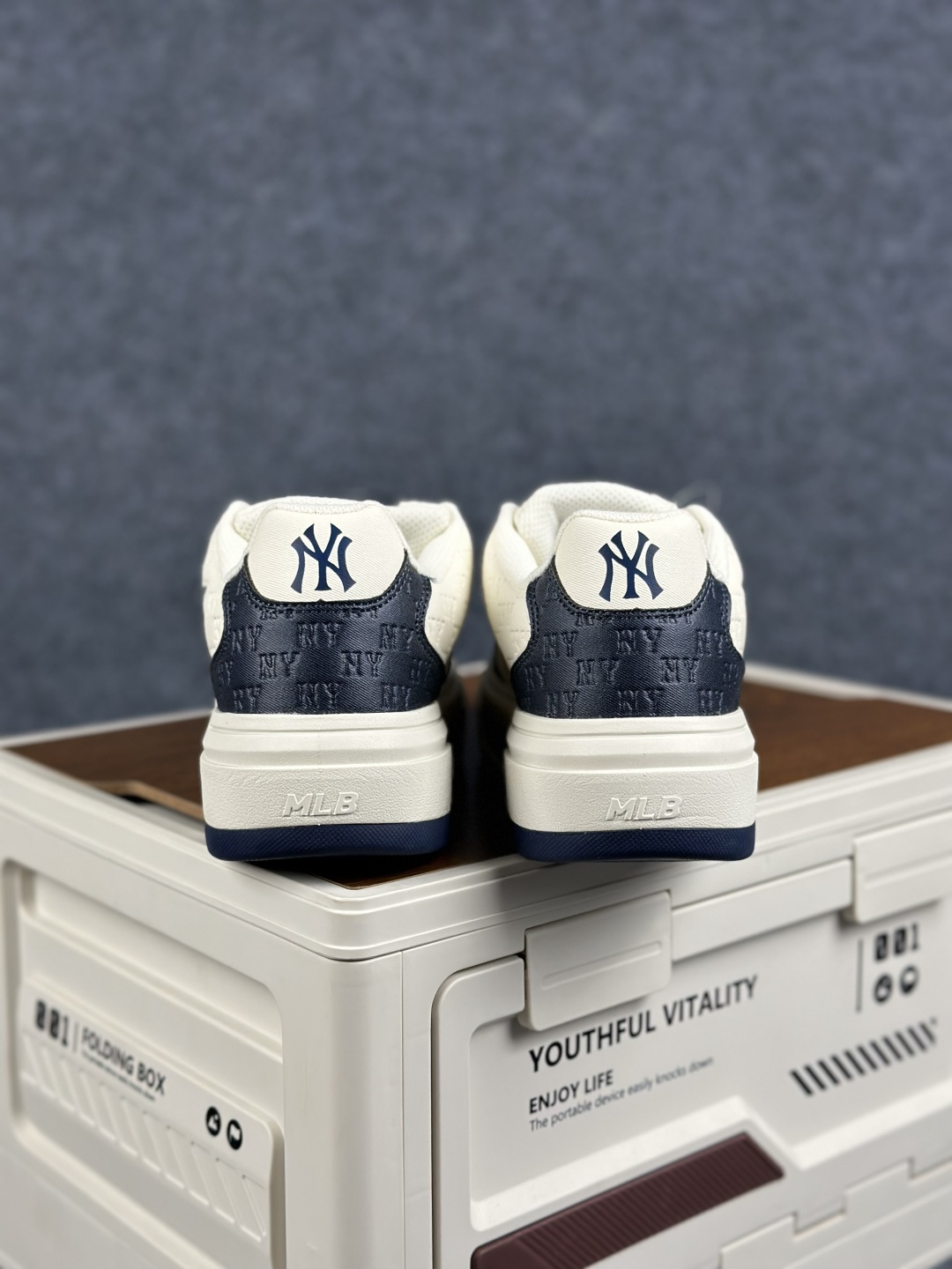 MLB CHUNKY LINER FRESH 纽约洋基队 时尚拼接撞色 立体LO厚底复古 舒适百搭学长鞋 3ASXMO66N-50NYS (GP004) 标准银色/标准白色-Top High Quatity Cheap Sneakers Fashion Clothing Clothes Bags handbags Shoes of all Brand wholesale With The best Quality And Beautiful Price from China Factory Chinese suppliers wholesaler seller MLB CHUNKY LINER FRESH 纽约洋基队 时尚拼接撞色 立体LO厚底复古 舒适百搭学长鞋 3ASXMO66N-50NYS (GP004) 标准银色/标准白色