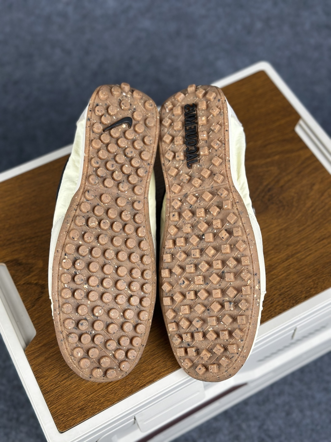Jacquemus x Nike Moon Shoe SP 网红薄底低帮生活休闲鞋 HV8547-700-Top High Quatity Cheap Sneakers Fashion Clothing Clothes Bags handbags Shoes of all Brand wholesale With The best Quality And Beautiful Price from China Factory Chinese suppliers wholesaler seller Jacquemus x Nike Moon Shoe SP 网红薄底低帮生活休闲鞋 HV8547-700