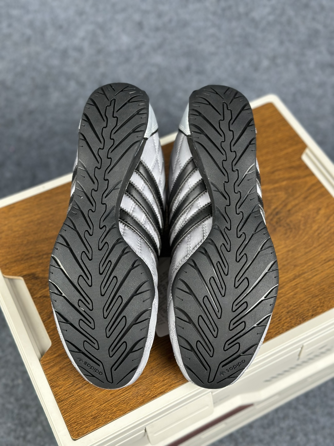 Adidas Originals Adiracer Lo 阿迪达斯潮流防滑耐磨休闲跑步鞋 JS0284-Top High Quatity Cheap Sneakers Fashion Clothing Clothes Bags handbags Shoes of all Brand wholesale With The best Quality And Beautiful Price from China Factory Chinese suppliers wholesaler seller Adidas Originals Adiracer Lo 阿迪达斯潮流防滑耐磨休闲跑步鞋 JS0284