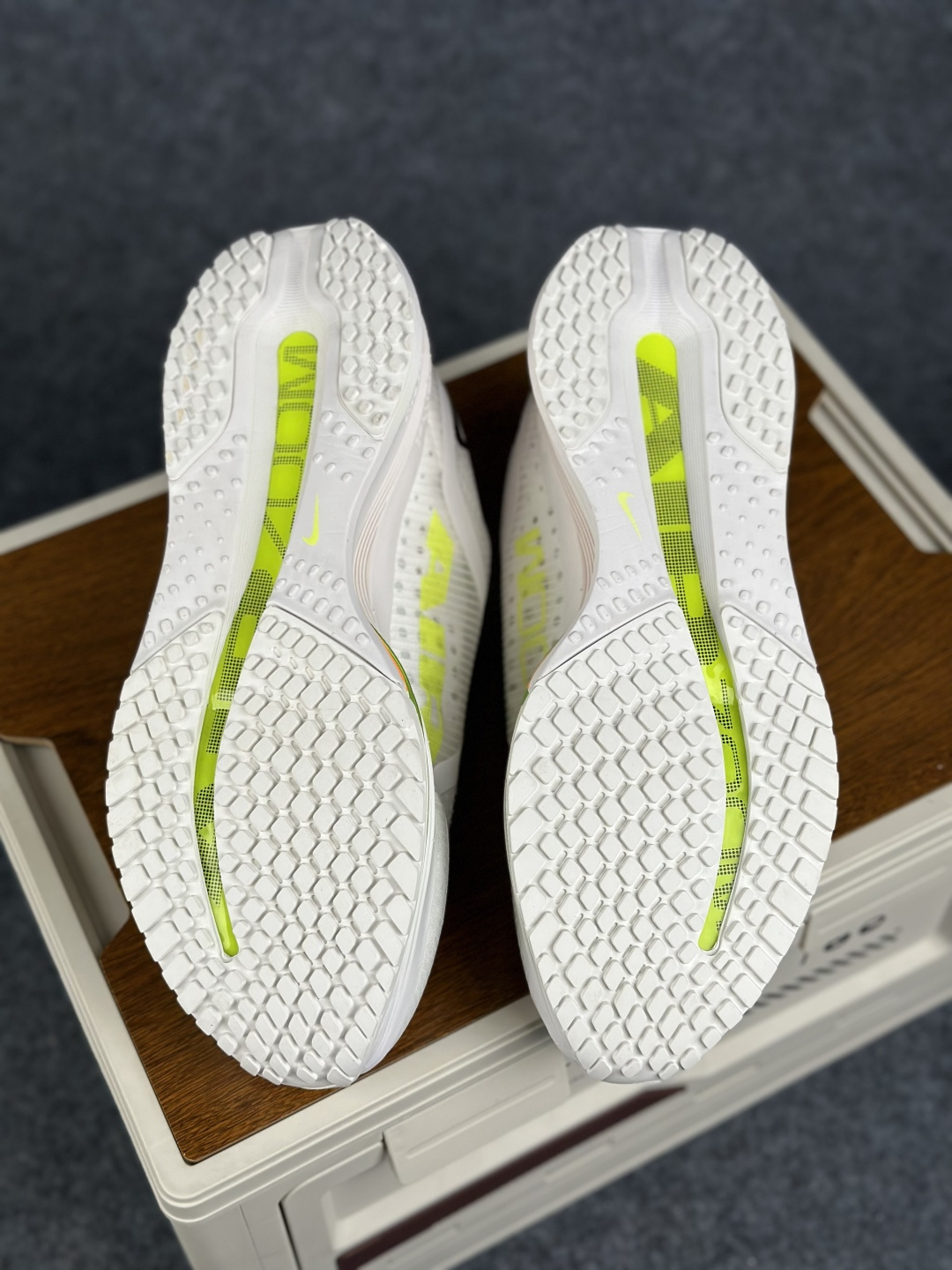 Nike Air Zoom Pegasus Premium 耐克网面全掌气垫缓震跑鞋 HQ2592-105-Top High Quatity Cheap Sneakers Fashion Clothing Clothes Bags handbags Shoes of all Brand wholesale With The best Quality And Beautiful Price from China Factory Chinese suppliers wholesaler seller Nike Air Zoom Pegasus Premium 耐克网面全掌气垫缓震跑鞋 HQ2592-105