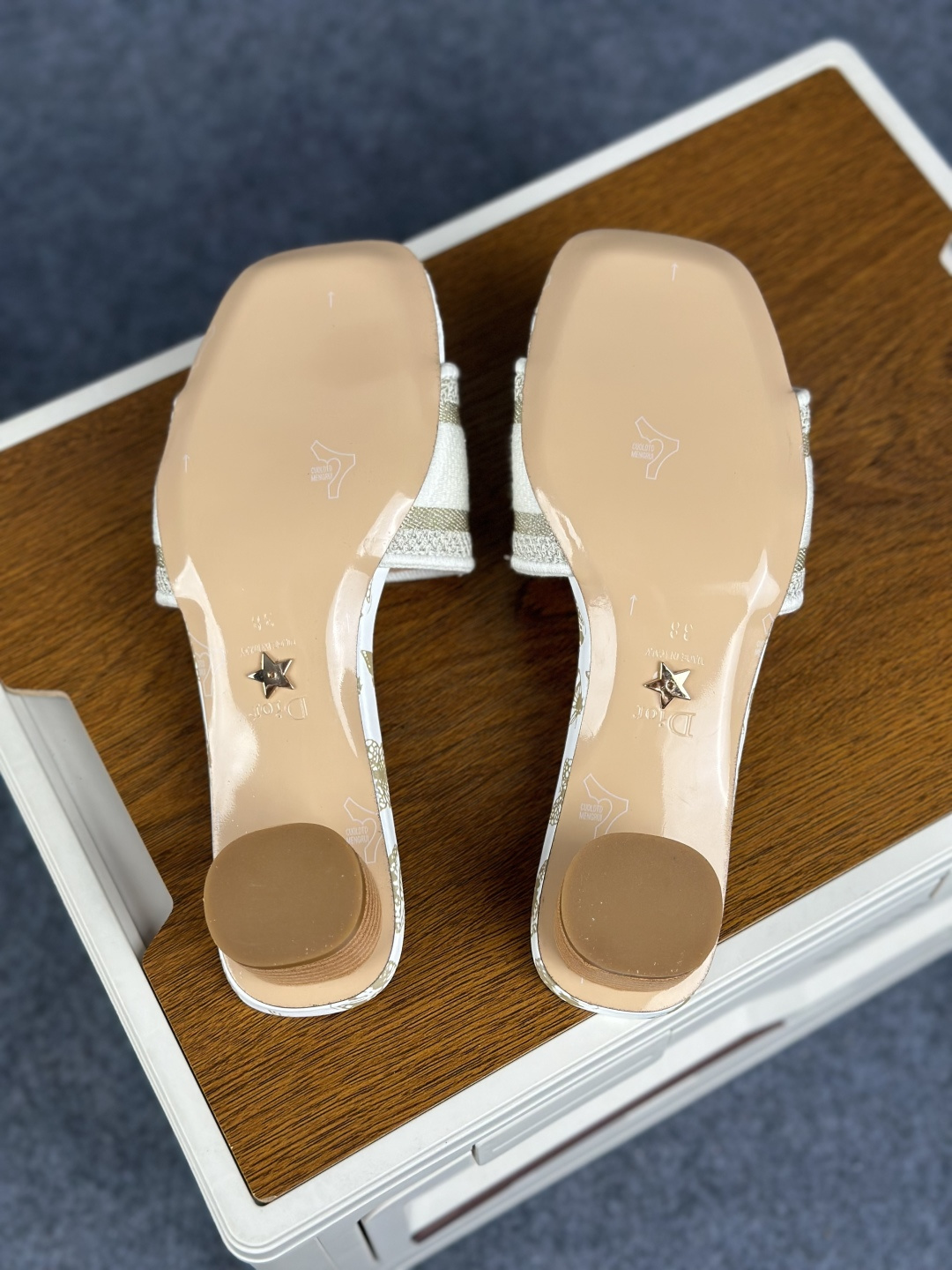 Dior 迪奥 2023 AY 春夏新款一字拖拼色 字母logo真丝立体刺绣平底-Top High Quatity Cheap Sneakers Fashion Clothing Clothes Bags handbags Shoes of all Brand wholesale With The best Quality And Beautiful Price from China Factory Chinese suppliers wholesaler seller Dior 迪奥 2023 AY 春夏新款一字拖拼色 字母logo真丝立体刺绣平底