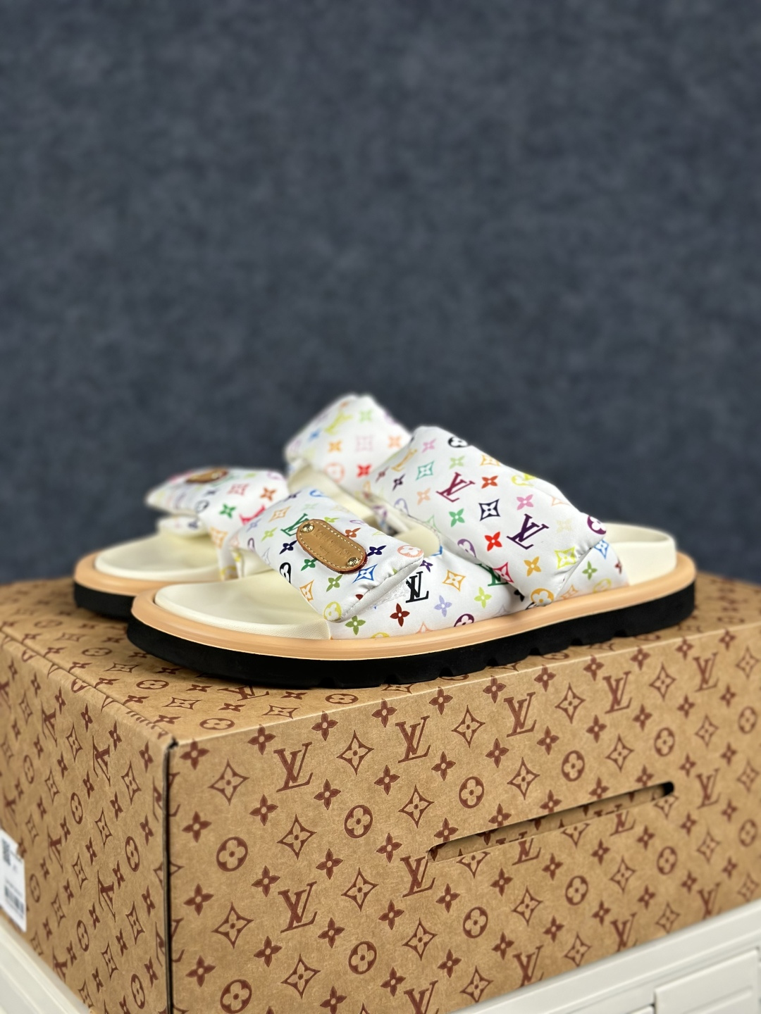LOUIS VUITTON |路易威登2026ss最新春夏款 村上隆/Takashi Murakami x LOUIS VUITTON 皮革 圆头套脚凉鞋-Top High Quatity Cheap Sneakers Fashion Clothing Clothes Bags handbags Shoes of all Brand wholesale With The best Quality And Beautiful Price from China Factory Chinese suppliers wholesaler seller LOUIS VUITTON |路易威登2026ss最新春夏款 村上隆/Takashi Murakami x LOUIS VUITTON 皮革 圆头套脚凉鞋