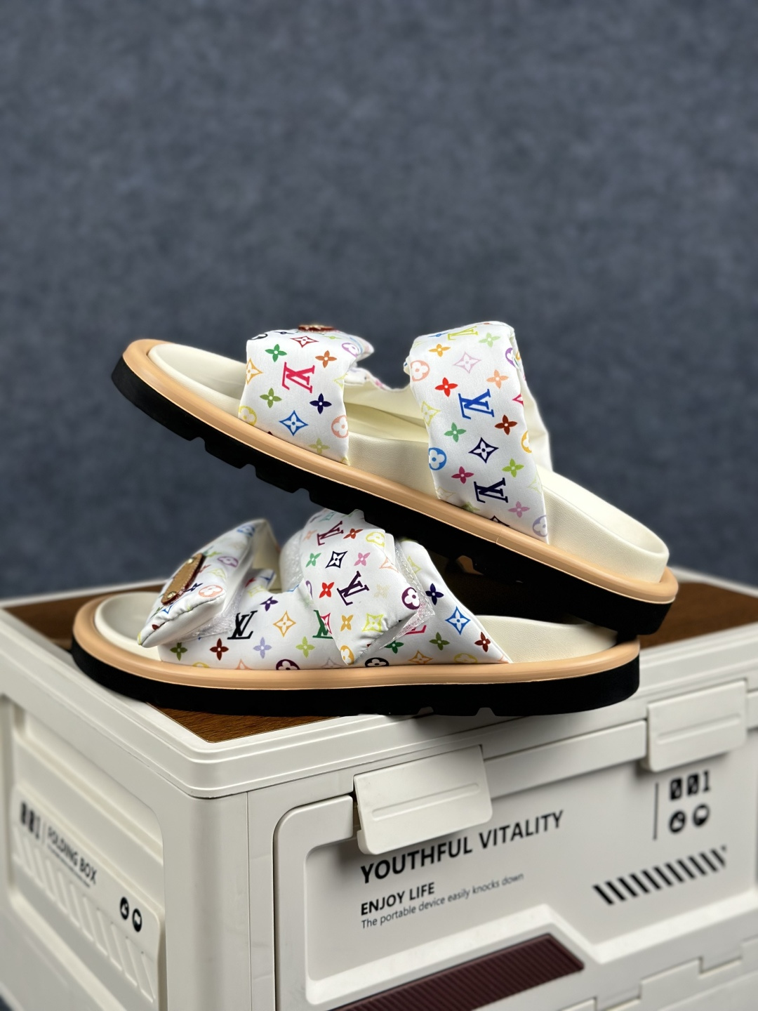 LOUIS VUITTON |路易威登2026ss最新春夏款 村上隆/Takashi Murakami x LOUIS VUITTON 皮革 圆头套脚凉鞋-Top High Quatity Cheap Sneakers Fashion Clothing Clothes Bags handbags Shoes of all Brand wholesale With The best Quality And Beautiful Price from China Factory Chinese suppliers wholesaler seller LOUIS VUITTON |路易威登2026ss最新春夏款 村上隆/Takashi Murakami x LOUIS VUITTON 皮革 圆头套脚凉鞋