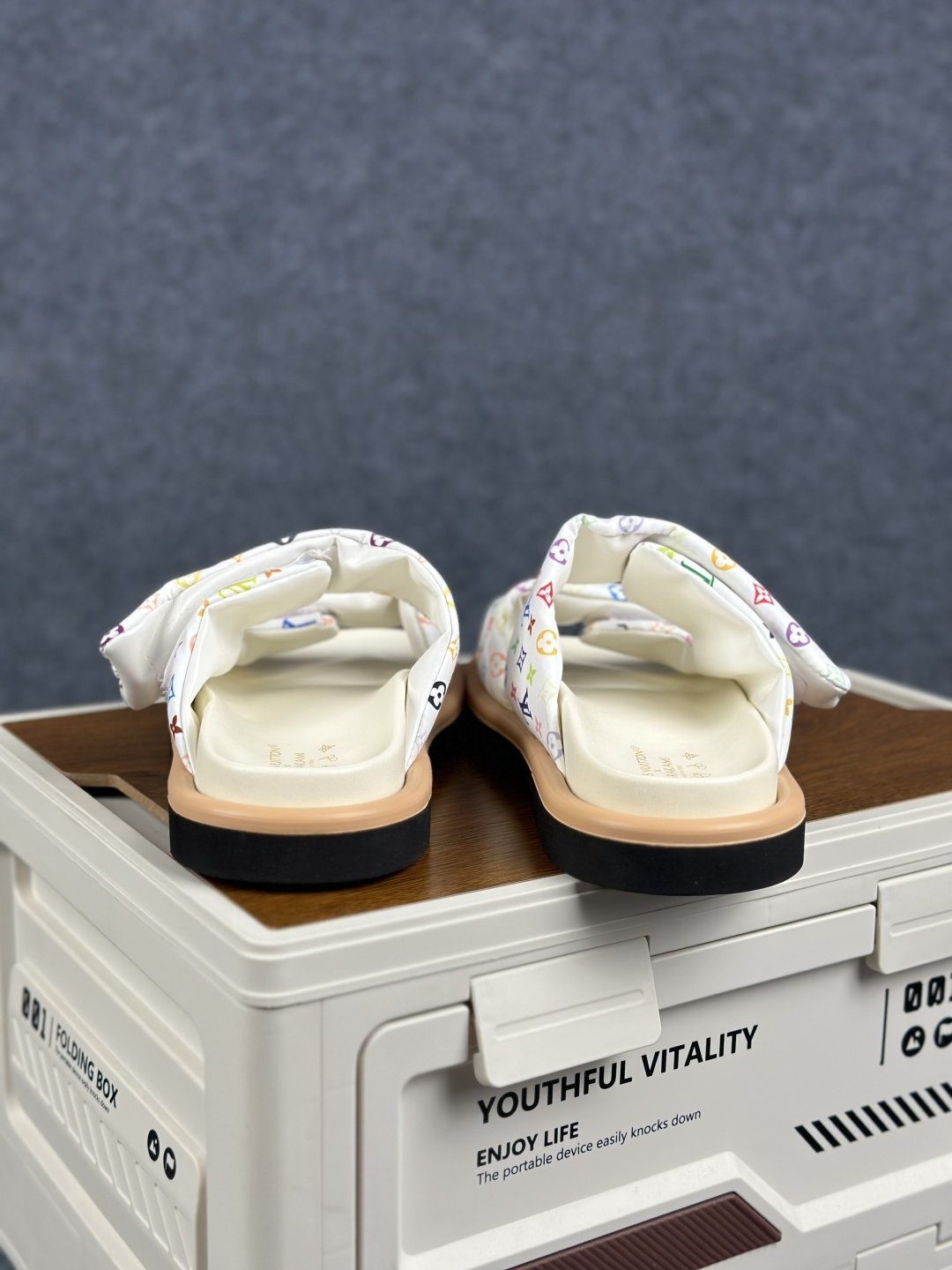 LOUIS VUITTON |路易威登2026ss最新春夏款 村上隆/Takashi Murakami x LOUIS VUITTON 皮革 圆头套脚凉鞋-Top High Quatity Cheap Sneakers Fashion Clothing Clothes Bags handbags Shoes of all Brand wholesale With The best Quality And Beautiful Price from China Factory Chinese suppliers wholesaler seller LOUIS VUITTON |路易威登2026ss最新春夏款 村上隆/Takashi Murakami x LOUIS VUITTON 皮革 圆头套脚凉鞋