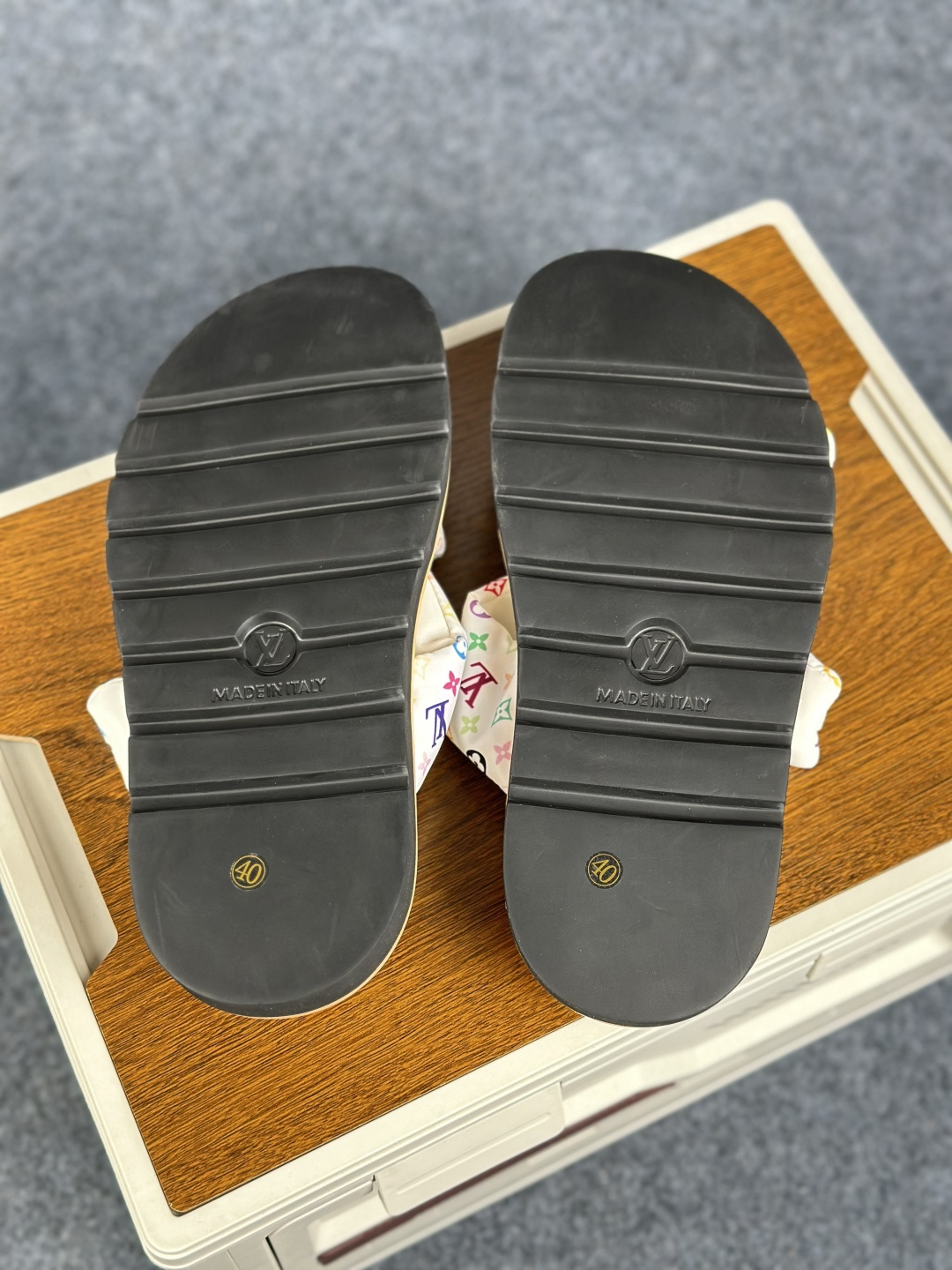 LOUIS VUITTON |路易威登2026ss最新春夏款 村上隆/Takashi Murakami x LOUIS VUITTON 皮革 圆头套脚凉鞋-Top High Quatity Cheap Sneakers Fashion Clothing Clothes Bags handbags Shoes of all Brand wholesale With The best Quality And Beautiful Price from China Factory Chinese suppliers wholesaler seller LOUIS VUITTON |路易威登2026ss最新春夏款 村上隆/Takashi Murakami x LOUIS VUITTON 皮革 圆头套脚凉鞋