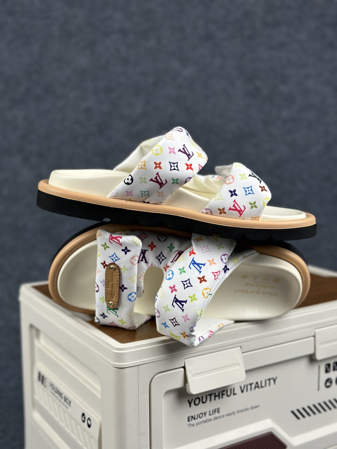LOUIS VUITTON |路易威登2026ss最新春夏款 村上隆/Takashi Murakami x LOUIS VUITTON 皮革 圆头套脚凉鞋-Top High Quatity Cheap Sneakers Fashion Clothing Clothes Bags handbags Shoes of all Brand wholesale With The best Quality And Beautiful Price from China Factory Chinese suppliers wholesaler seller LOUIS VUITTON |路易威登2026ss最新春夏款 村上隆/Takashi Murakami x LOUIS VUITTON 皮革 圆头套脚凉鞋