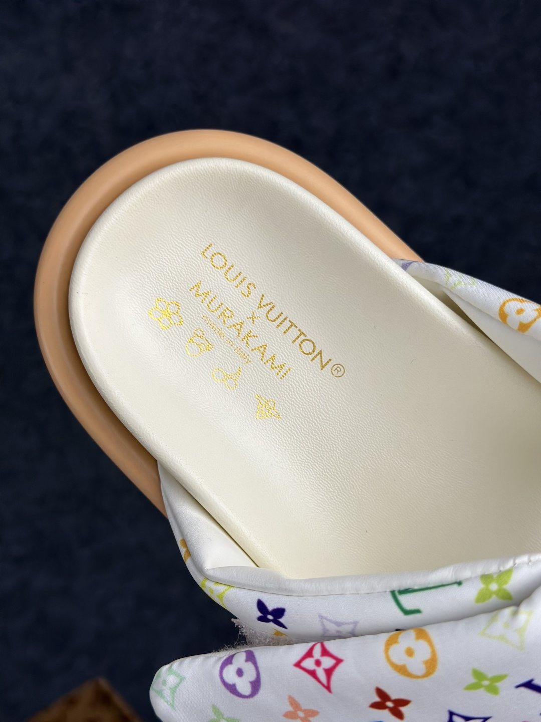 LOUIS VUITTON |路易威登2026ss最新春夏款 村上隆/Takashi Murakami x LOUIS VUITTON 皮革 圆头套脚凉鞋-Top High Quatity Cheap Sneakers Fashion Clothing Clothes Bags handbags Shoes of all Brand wholesale With The best Quality And Beautiful Price from China Factory Chinese suppliers wholesaler seller LOUIS VUITTON |路易威登2026ss最新春夏款 村上隆/Takashi Murakami x LOUIS VUITTON 皮革 圆头套脚凉鞋