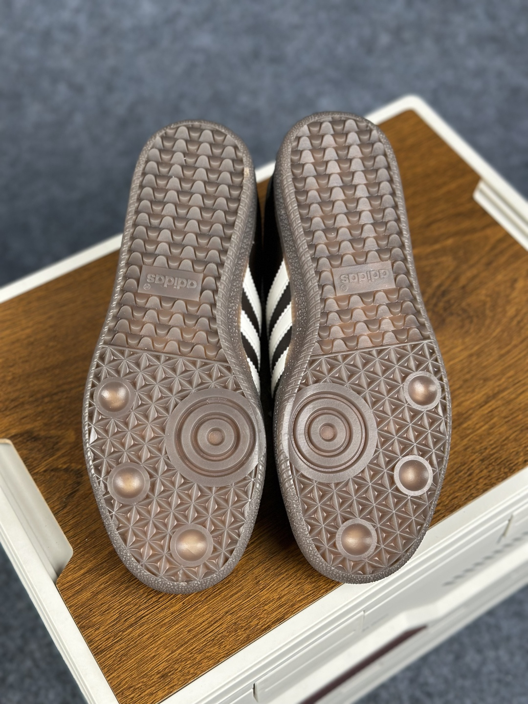 Adidas Originals Samba 阿迪达斯三叶草 桑巴舞系列绅士德训足球风百搭低帮休闲运动板鞋 IH3982-Top High Quatity Cheap Sneakers Fashion Clothing Clothes Bags handbags Shoes of all Brand wholesale With The best Quality And Beautiful Price from China Factory Chinese suppliers wholesaler seller Adidas Originals Samba 阿迪达斯三叶草 桑巴舞系列绅士德训足球风百搭低帮休闲运动板鞋 IH3982