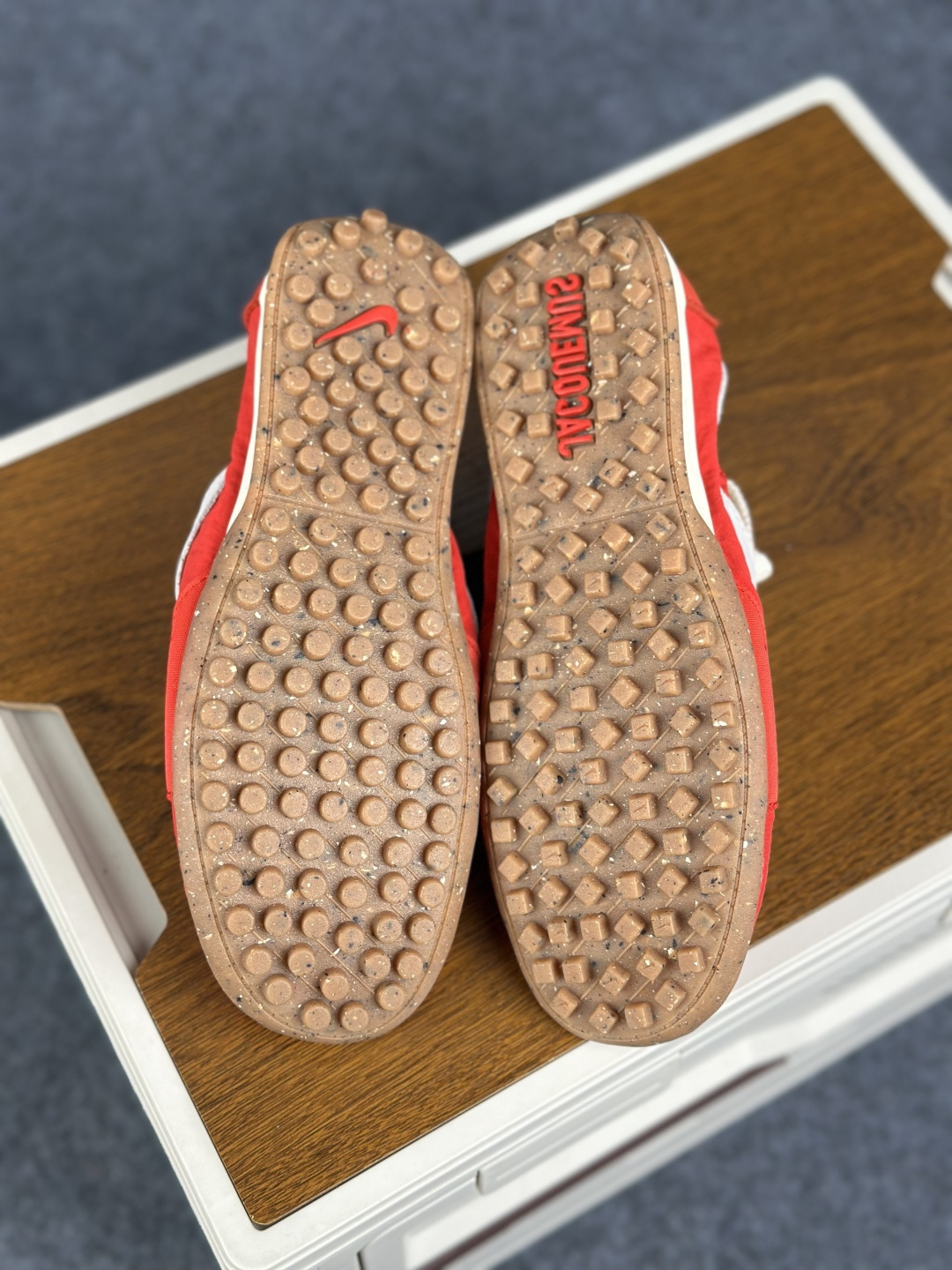 Jacquemus x Nike Moon Shoe SP 网红薄底低帮生活休闲鞋 HV8547-600-Top High Quatity Cheap Sneakers Fashion Clothing Clothes Bags handbags Shoes of all Brand wholesale With The best Quality And Beautiful Price from China Factory Chinese suppliers wholesaler seller Jacquemus x Nike Moon Shoe SP 网红薄底低帮生活休闲鞋 HV8547-600