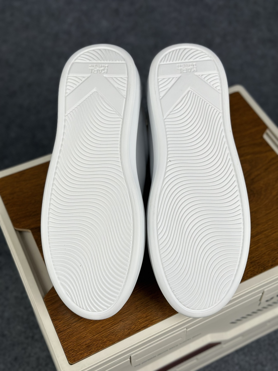 广东纯原版本 KARLLAGERFELD 卡尔·拉格斐 经典款厚底小白鞋-Top High Quatity Cheap Sneakers Fashion Clothing Clothes Bags handbags Shoes of all Brand wholesale With The best Quality And Beautiful Price from China Factory Chinese suppliers wholesaler seller 广东纯原版本 KARLLAGERFELD 卡尔·拉格斐 经典款厚底小白鞋