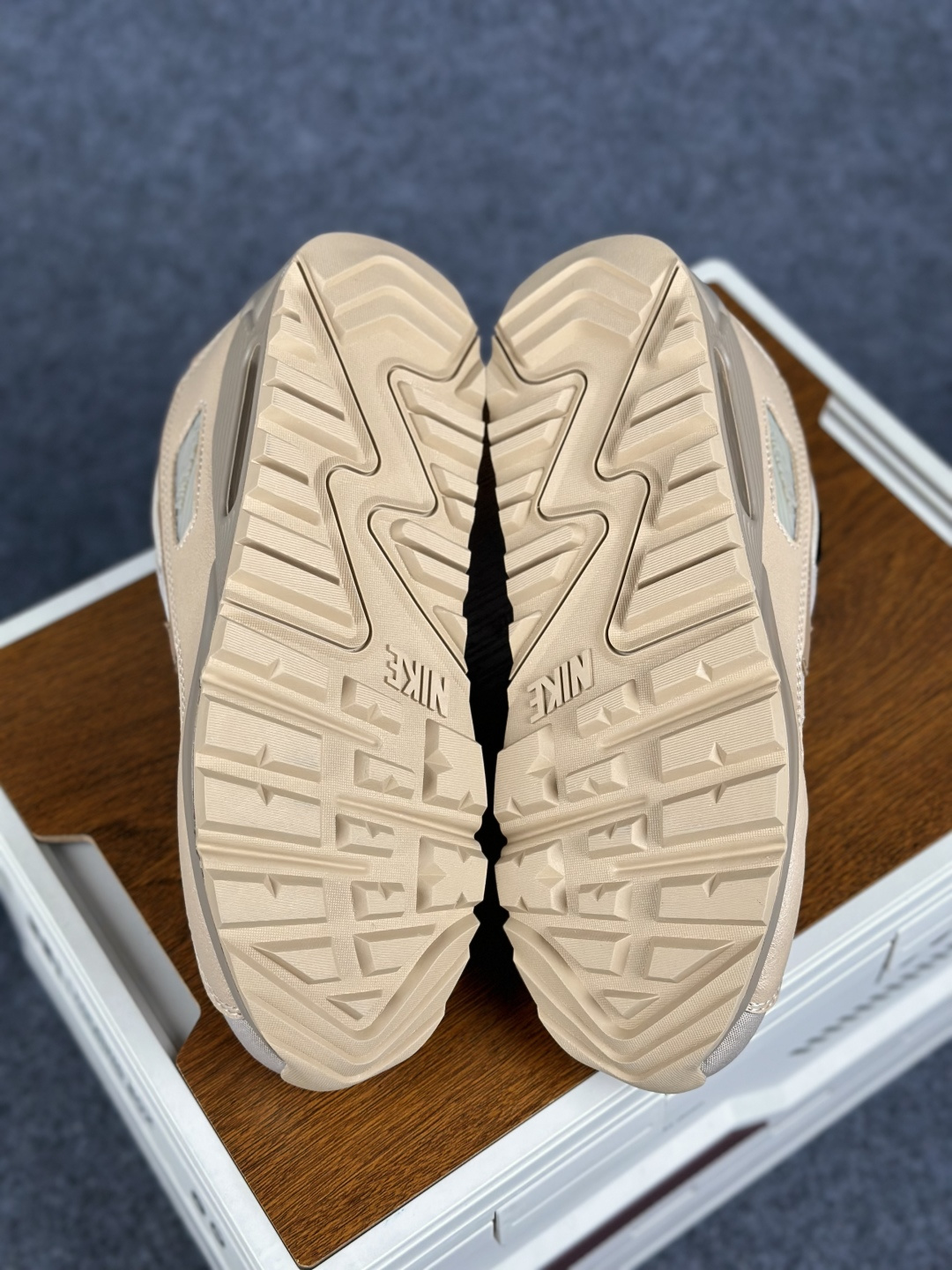 Nike Air Max 90 低帮气垫跑鞋 max90 第18色 沙漠黄 CQ7743-200-Top High Quatity Cheap Sneakers Fashion Clothing Clothes Bags handbags Shoes of all Brand wholesale With The best Quality And Beautiful Price from China Factory Chinese suppliers wholesaler seller Nike Air Max 90 低帮气垫跑鞋 max90 第18色 沙漠黄 CQ7743-200