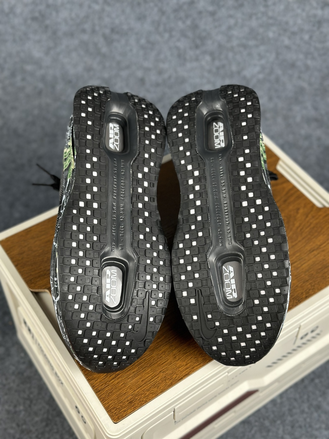 Nike Vomero Premium 低帮跑步鞋黑色 IO7325-001-Top High Quatity Cheap Sneakers Fashion Clothing Clothes Bags handbags Shoes of all Brand wholesale With The best Quality And Beautiful Price from China Factory Chinese suppliers wholesaler seller Nike Vomero Premium 低帮跑步鞋黑色 IO7325-001