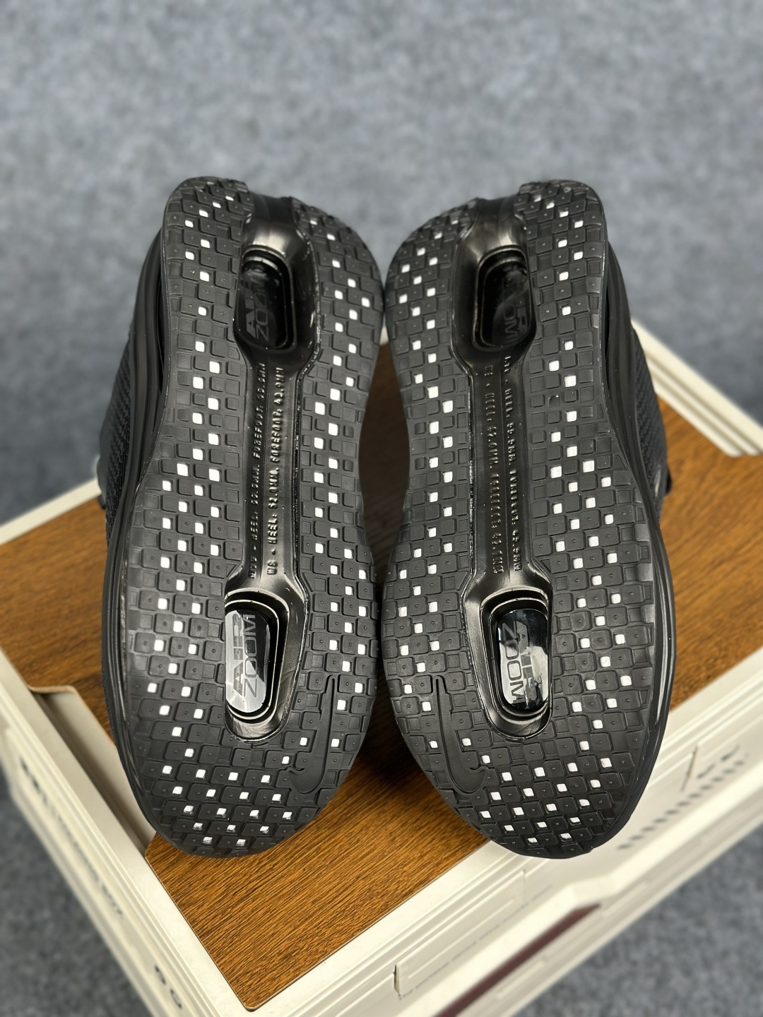 Nike Vomero Premium 低帮跑步鞋黑色 IQ0627-001