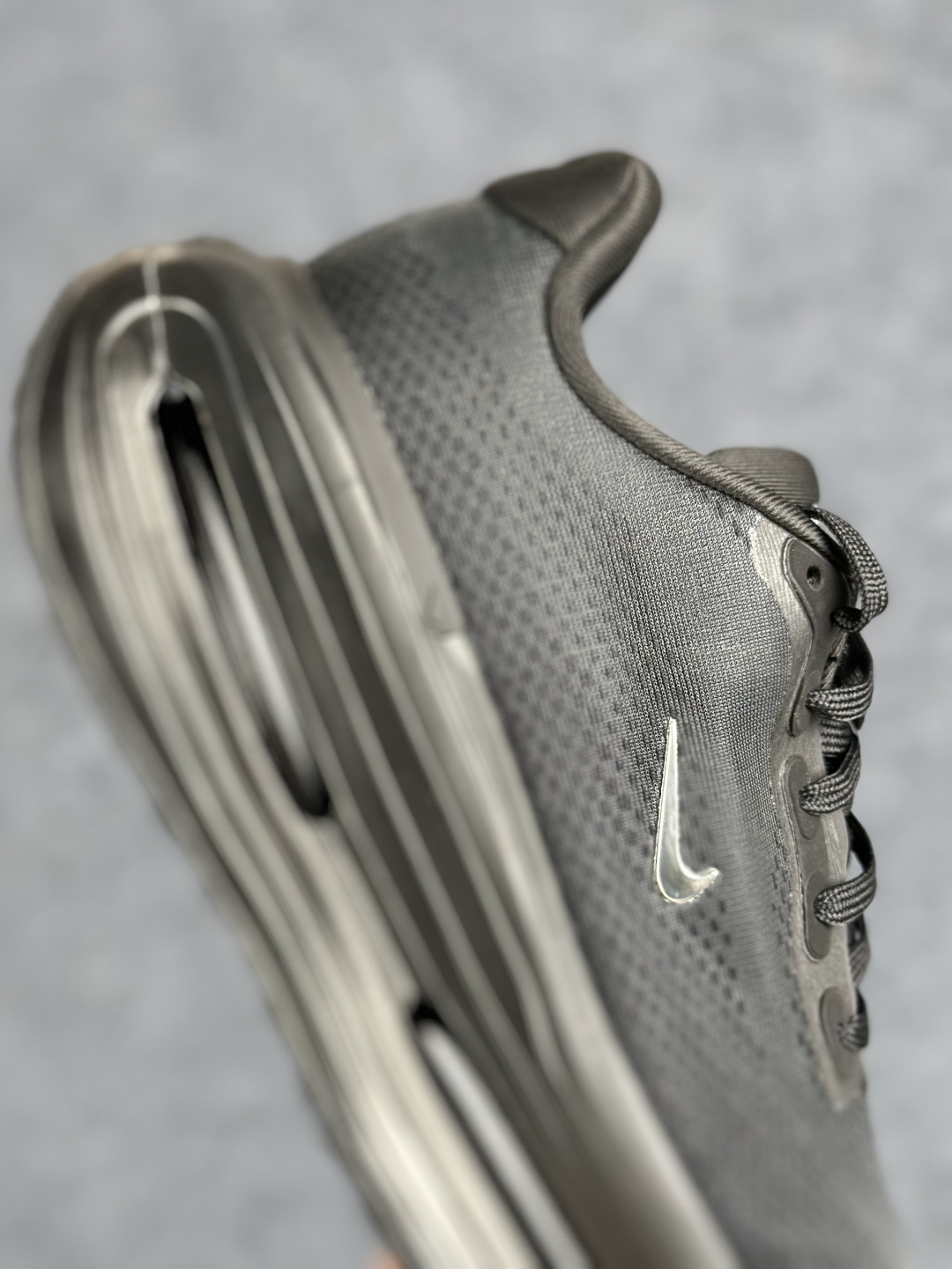 Nike Vomero Premium 低帮跑步鞋黑色 IQ0627-001
