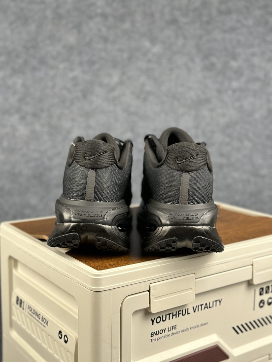Nike Vomero Premium 低帮跑步鞋黑色 IQ0627-001