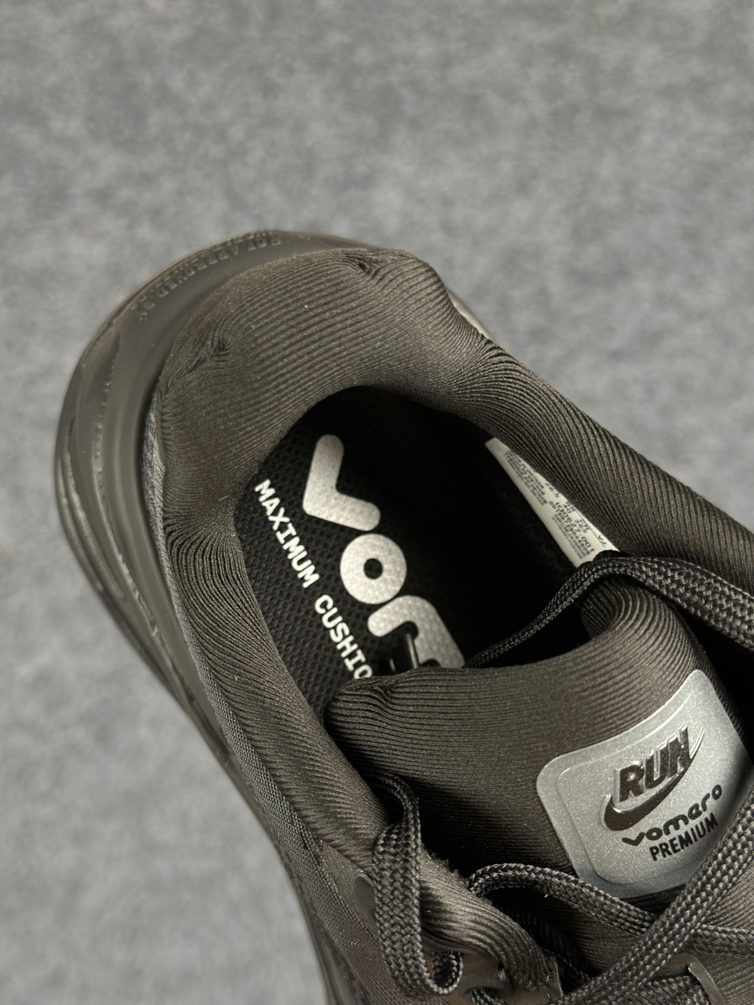 Nike Vomero Premium 低帮跑步鞋黑色 IQ0627-001