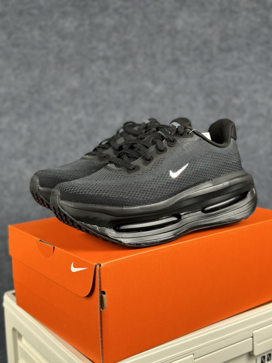 Nike Vomero Premium 低帮跑步鞋黑色 IQ0627-001