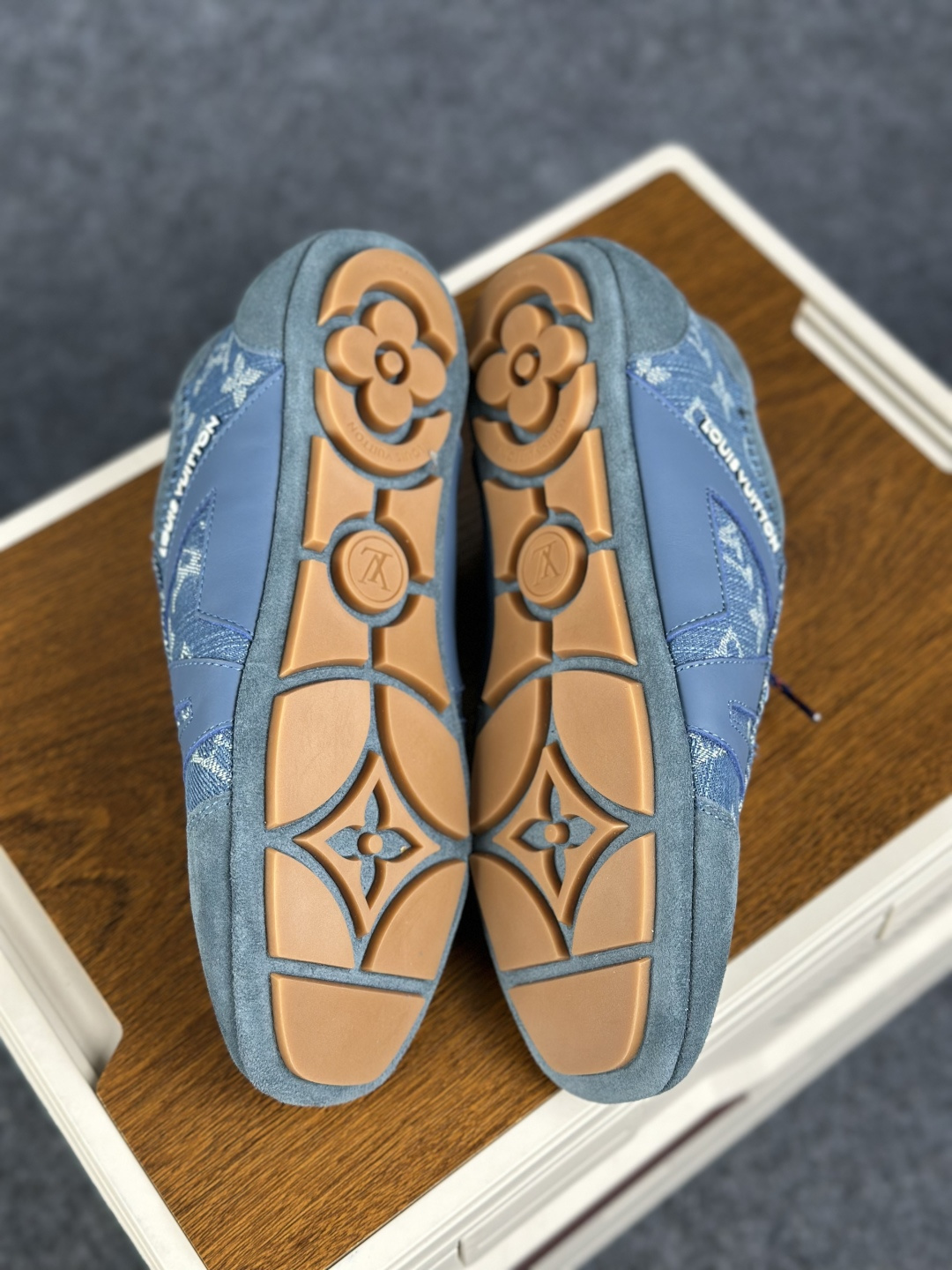 lv 最新Sneakerina系列 情侣款 玛丽珍 丹宁牛仔布 芭蕾运动鞋 德训鞋 休闲 平底鞋-Top High Quatity Cheap Sneakers Fashion Clothing Clothes Bags handbags Shoes of all Brand wholesale With The best Quality And Beautiful Price from China Factory Chinese suppliers wholesaler seller lv 最新Sneakerina系列 情侣款 玛丽珍 丹宁牛仔布 芭蕾运动鞋 德训鞋 休闲 平底鞋