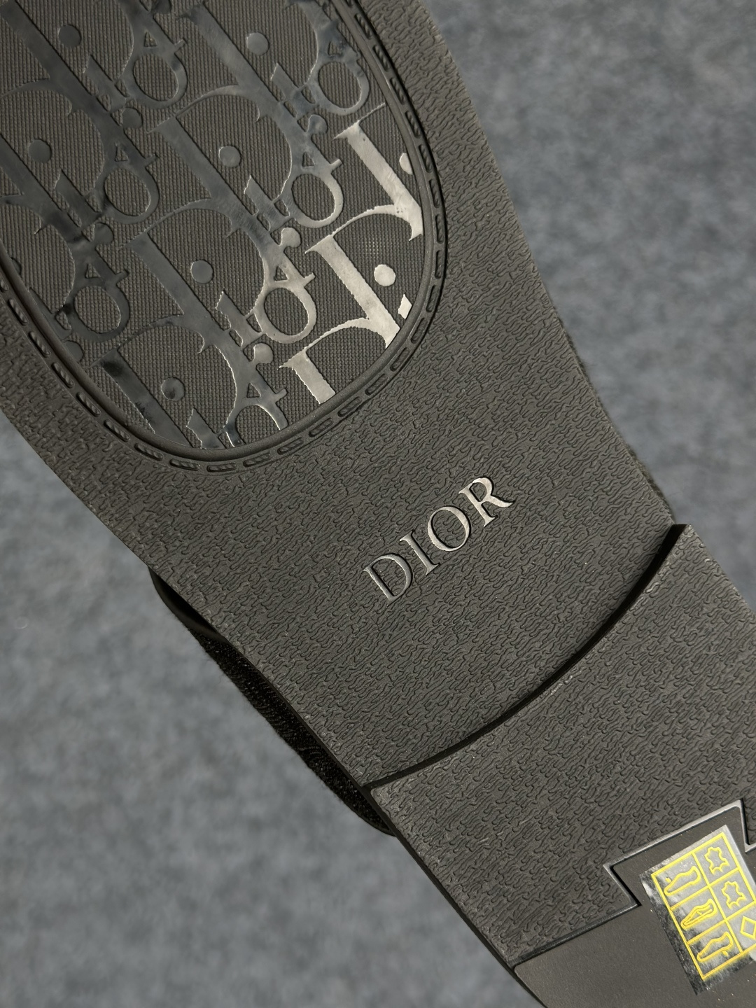 Dior 26SS春夏新款男士老花人字拖 它的设计打破了常规人字拖的单调感-Top High Quatity Cheap Sneakers Fashion Clothing Clothes Bags handbags Shoes of all Brand wholesale With The best Quality And Beautiful Price from China Factory Chinese suppliers wholesaler seller Dior 26SS春夏新款男士老花人字拖 它的设计打破了常规人字拖的单调感