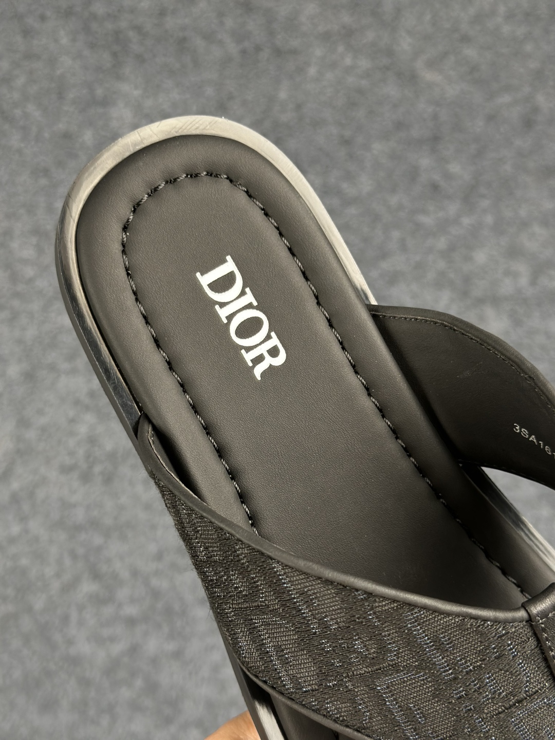 Dior 26SS春夏新款男士老花人字拖 它的设计打破了常规人字拖的单调感-Top High Quatity Cheap Sneakers Fashion Clothing Clothes Bags handbags Shoes of all Brand wholesale With The best Quality And Beautiful Price from China Factory Chinese suppliers wholesaler seller Dior 26SS春夏新款男士老花人字拖 它的设计打破了常规人字拖的单调感