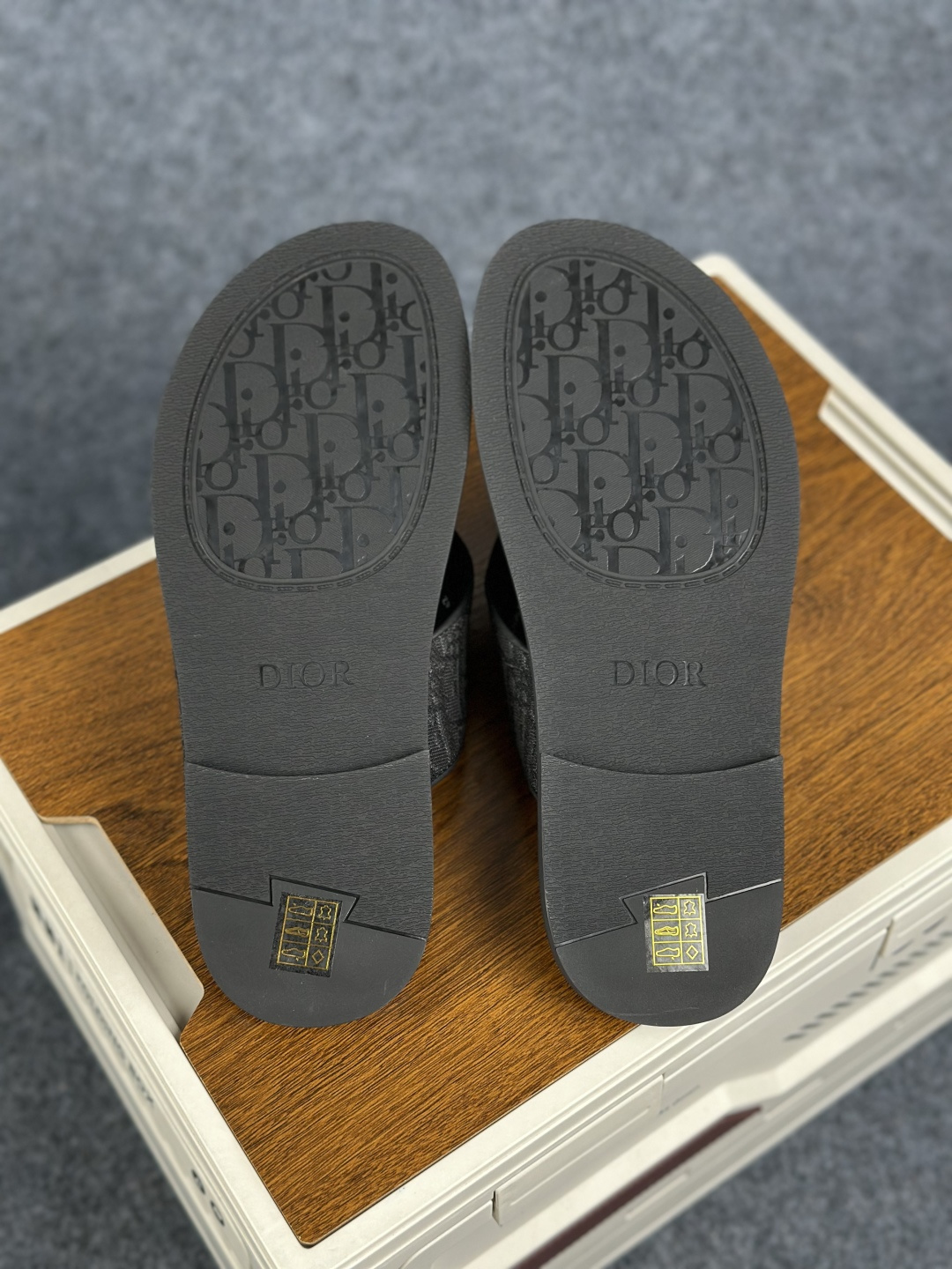 Dior 26SS春夏新款男士老花人字拖 它的设计打破了常规人字拖的单调感-Top High Quatity Cheap Sneakers Fashion Clothing Clothes Bags handbags Shoes of all Brand wholesale With The best Quality And Beautiful Price from China Factory Chinese suppliers wholesaler seller Dior 26SS春夏新款男士老花人字拖 它的设计打破了常规人字拖的单调感