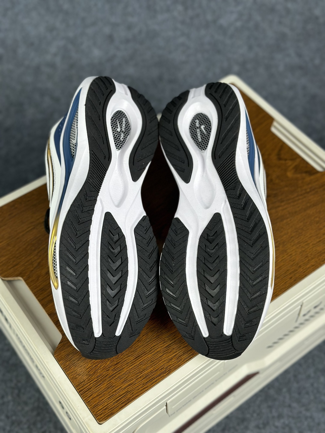 Nike Zoom Winflo 40 登月网面透气跑步鞋 DA9836-012-Top High Quatity Cheap Sneakers Fashion Clothing Clothes Bags handbags Shoes of all Brand wholesale With The best Quality And Beautiful Price from China Factory Chinese suppliers wholesaler seller Nike Zoom Winflo 40 登月网面透气跑步鞋 DA9836-012