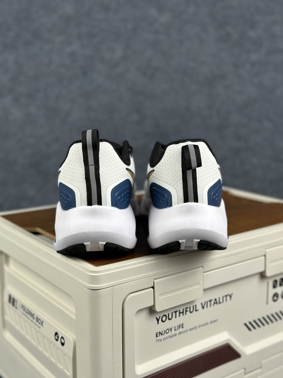 Nike Zoom Winflo 40 登月网面透气跑步鞋 DA9836-012-Top High Quatity Cheap Sneakers Fashion Clothing Clothes Bags handbags Shoes of all Brand wholesale With The best Quality And Beautiful Price from China Factory Chinese suppliers wholesaler seller Nike Zoom Winflo 40 登月网面透气跑步鞋 DA9836-012