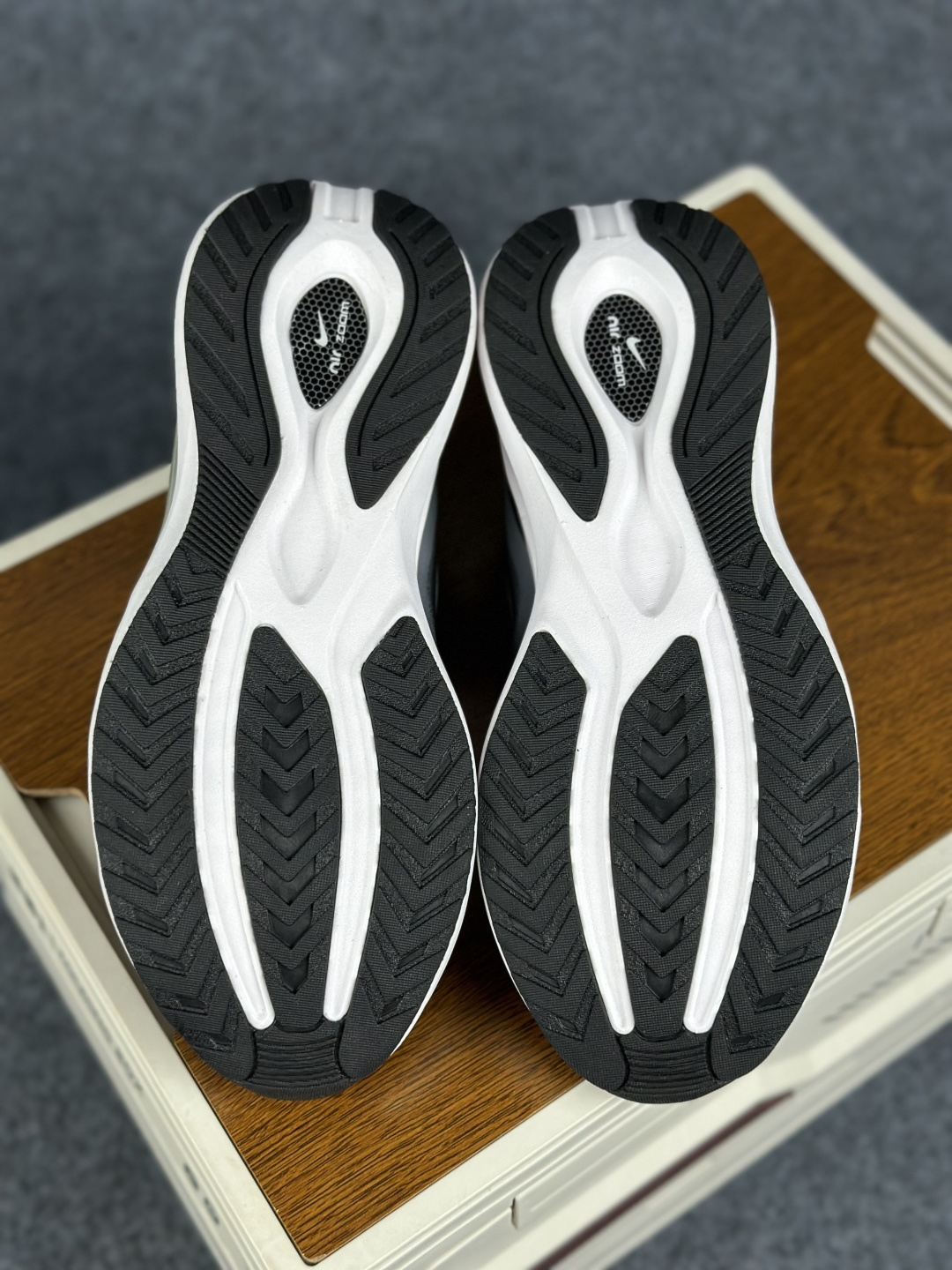 Nike Zoom Winflo 40 登月网面透气跑步鞋 DA9836-002