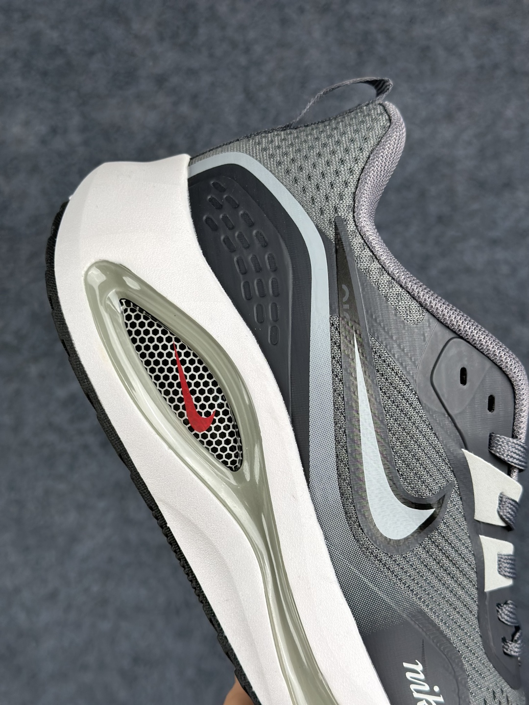 Nike Zoom Winflo 40 登月网面透气跑步鞋 DA9836-002