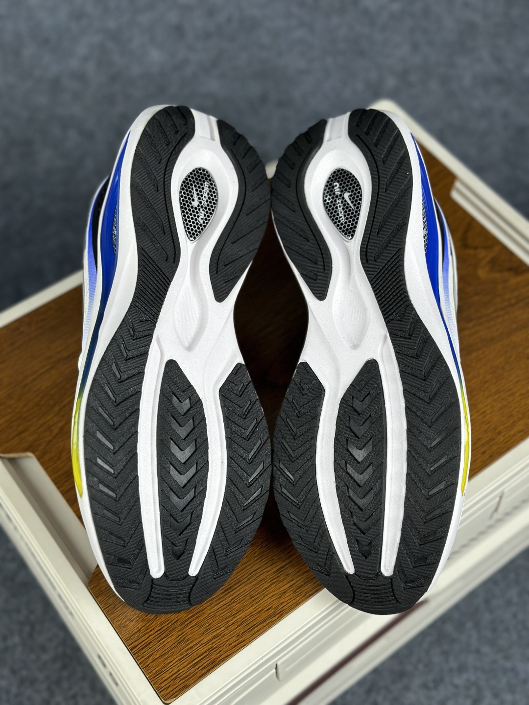 Nike Zoom Winflo 40 登月网面透气跑步鞋 DA9836-001-Top High Quatity Cheap Sneakers Fashion Clothing Clothes Bags handbags Shoes of all Brand wholesale With The best Quality And Beautiful Price from China Factory Chinese suppliers wholesaler seller Nike Zoom Winflo 40 登月网面透气跑步鞋 DA9836-001
