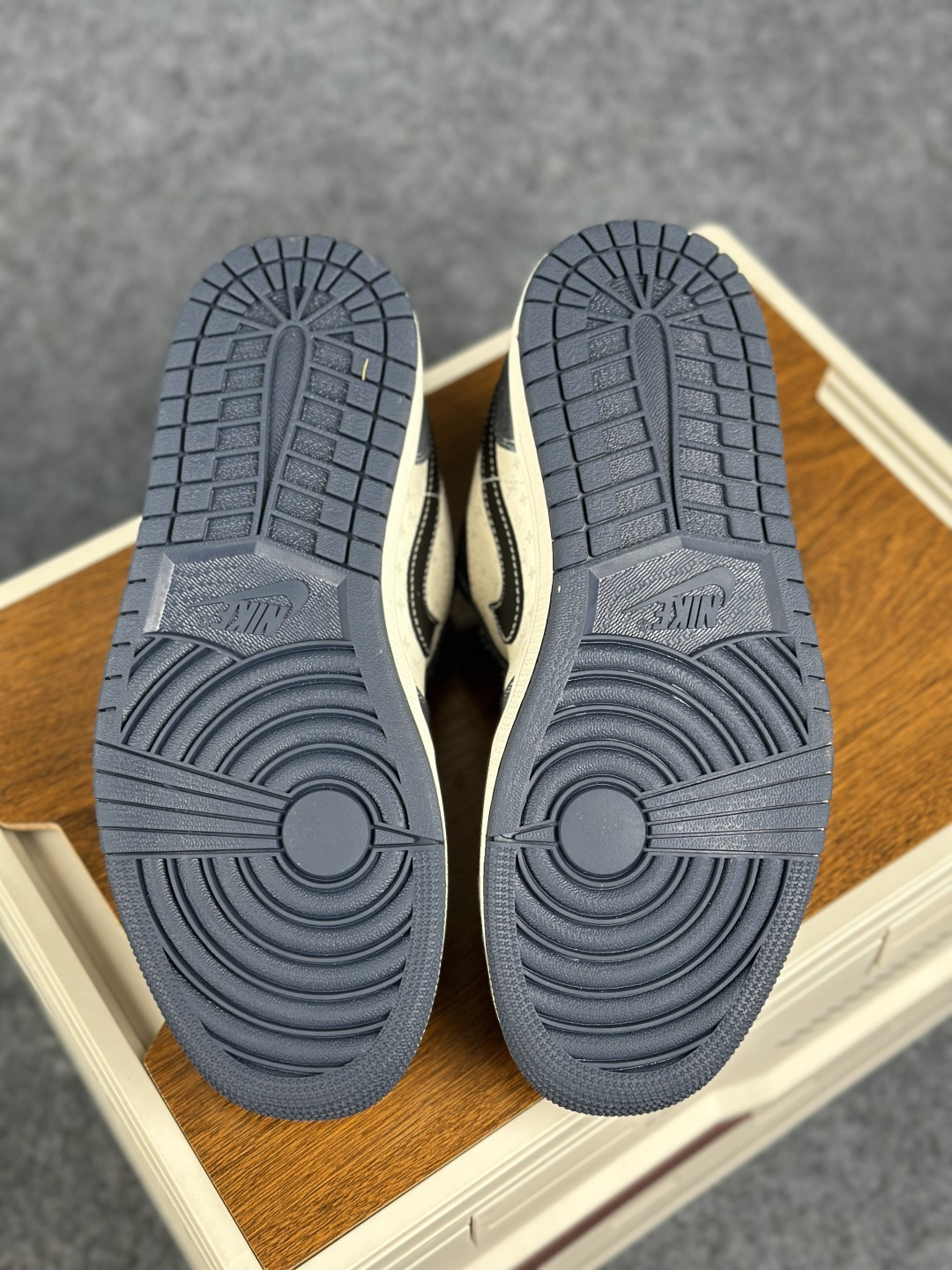Nike Air Jordan 1 x lv联名 乔一‘DIY’定制 耐克 低帮文化篮球鞋 KG6669-F57-Top High Quatity Cheap Sneakers Fashion Clothing Clothes Bags handbags Shoes of all Brand wholesale With The best Quality And Beautiful Price from China Factory Chinese suppliers wholesaler seller Nike Air Jordan 1 x lv联名 乔一‘DIY’定制 耐克 低帮文化篮球鞋 KG6669-F57