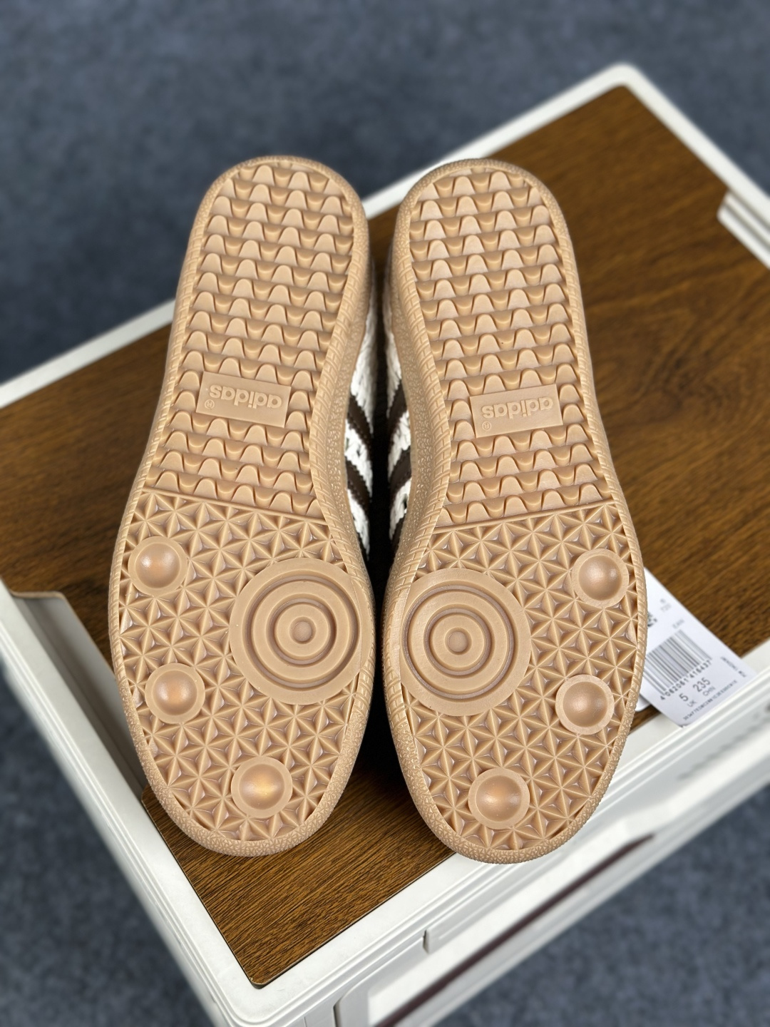 HZ版Adidas Originals Samba 阿迪达斯三叶草 桑巴舞系列绅士德训足球风百搭低帮休闲运动板鞋 IH9373-Top High Quatity Cheap Sneakers Fashion Clothing Clothes Bags handbags Shoes of all Brand wholesale With The best Quality And Beautiful Price from China Factory Chinese suppliers wholesaler seller HZ版Adidas Originals Samba 阿迪达斯三叶草 桑巴舞系列绅士德训足球风百搭低帮休闲运动板鞋 IH9373