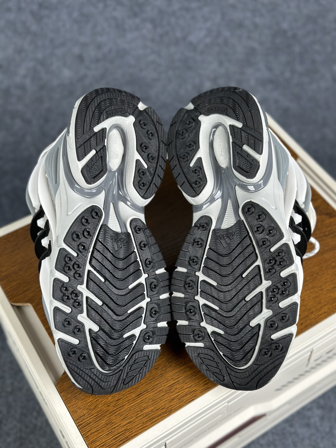 外贸爆款 Pharrell x Adidas Adistar Jellyfish GLX 2.0阿迪达斯联名款低帮复古风老爹鞋 jP9265-Top High Quatity Cheap Sneakers Fashion Clothing Clothes Bags handbags Shoes of all Brand wholesale With The best Quality And Beautiful Price from China Factory Chinese suppliers wholesaler seller 外贸爆款 Pharrell x Adidas Adistar Jellyfish GLX 2.0阿迪达斯联名款低帮复古风老爹鞋 jP9265