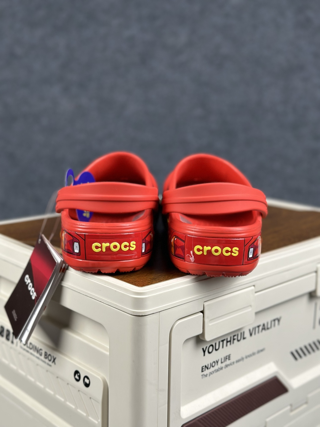 Crocs卡骆驰 × Cars Classic cl”Lightning McQueen” 休闲舒适 洞洞鞋 男女同款 红色灯鞋 205759-610-Top High Quatity Cheap Sneakers Fashion Clothing Clothes Bags handbags Shoes of all Brand wholesale With The best Quality And Beautiful Price from China Factory Chinese suppliers wholesaler seller Crocs卡骆驰 × Cars Classic cl”Lightning McQueen” 休闲舒适 洞洞鞋 男女同款 红色灯鞋 205759-610