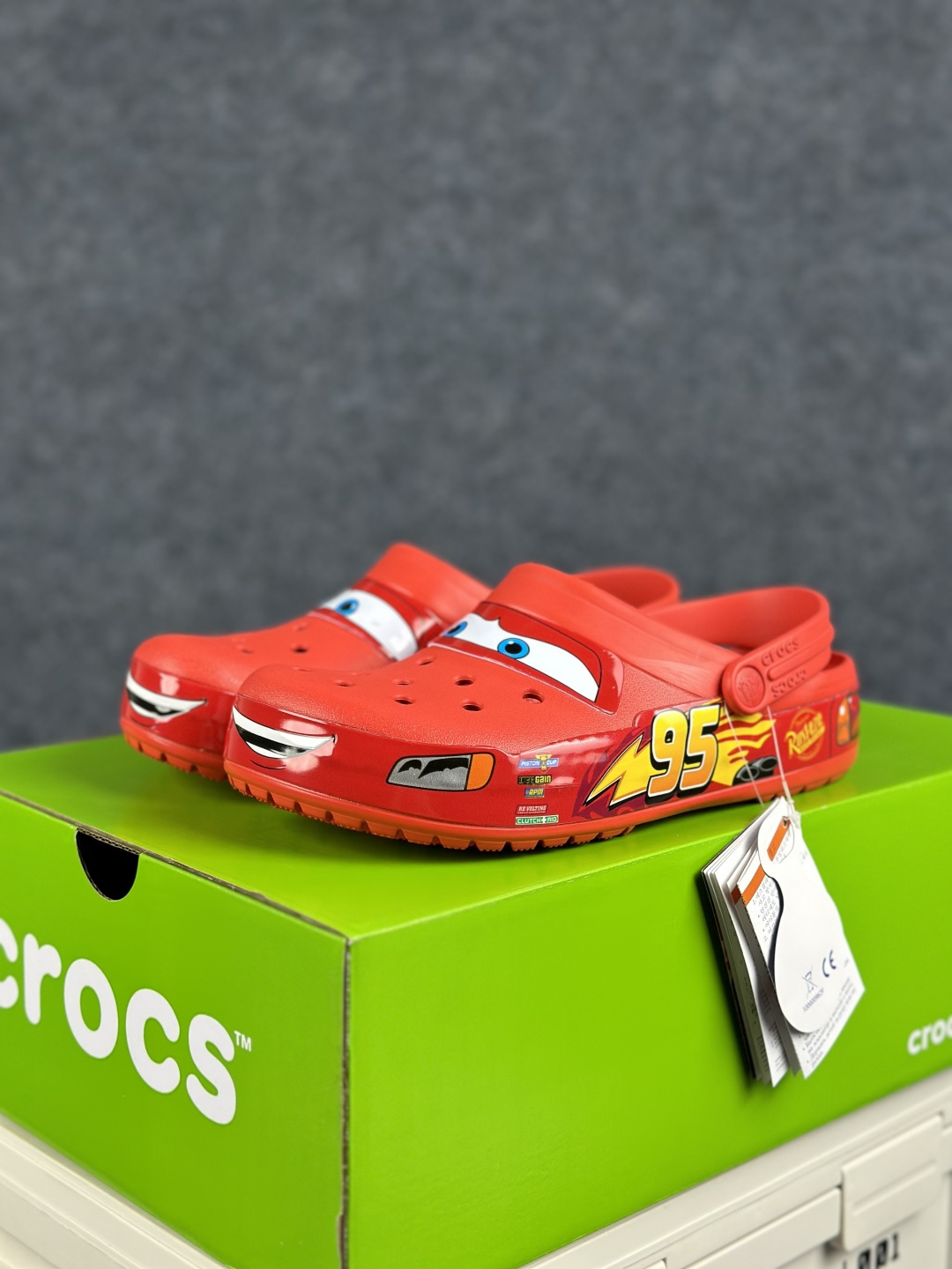 Crocs卡骆驰 × Cars Classic cl”Lightning McQueen” 休闲舒适 洞洞鞋 男女同款 红色灯鞋 205759-610-Top High Quatity Cheap Sneakers Fashion Clothing Clothes Bags handbags Shoes of all Brand wholesale With The best Quality And Beautiful Price from China Factory Chinese suppliers wholesaler seller Crocs卡骆驰 × Cars Classic cl”Lightning McQueen” 休闲舒适 洞洞鞋 男女同款 红色灯鞋 205759-610