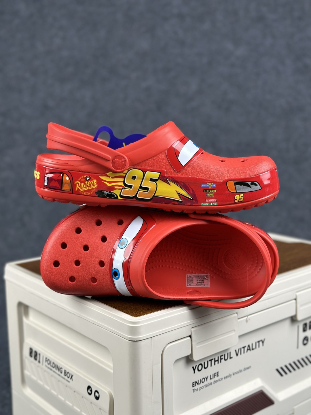 Crocs卡骆驰 × Cars Classic cl”Lightning McQueen” 休闲舒适 洞洞鞋 男女同款 红色灯鞋 205759-610-Top High Quatity Cheap Sneakers Fashion Clothing Clothes Bags handbags Shoes of all Brand wholesale With The best Quality And Beautiful Price from China Factory Chinese suppliers wholesaler seller Crocs卡骆驰 × Cars Classic cl”Lightning McQueen” 休闲舒适 洞洞鞋 男女同款 红色灯鞋 205759-610