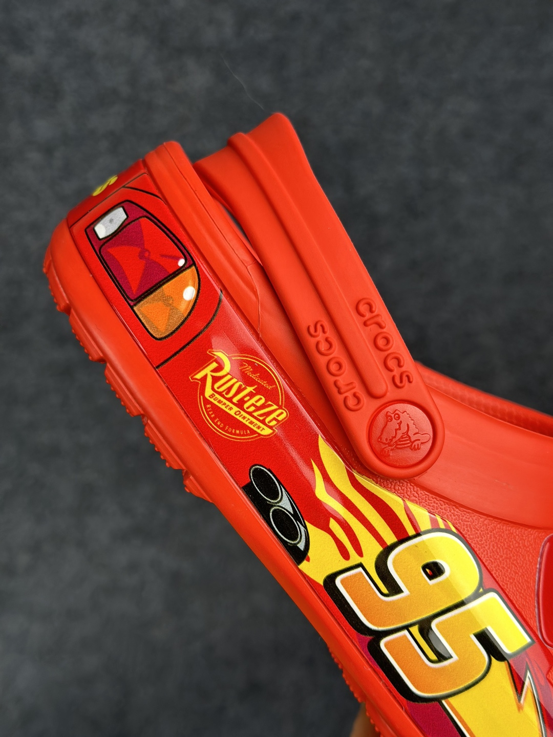Crocs卡骆驰 × Cars Classic cl”Lightning McQueen” 休闲舒适 洞洞鞋 男女同款 红色灯鞋 205759-610-Top High Quatity Cheap Sneakers Fashion Clothing Clothes Bags handbags Shoes of all Brand wholesale With The best Quality And Beautiful Price from China Factory Chinese suppliers wholesaler seller Crocs卡骆驰 × Cars Classic cl”Lightning McQueen” 休闲舒适 洞洞鞋 男女同款 红色灯鞋 205759-610