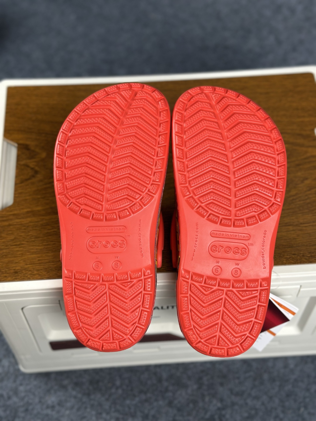 Crocs卡骆驰 × Cars Classic cl”Lightning McQueen” 休闲舒适 洞洞鞋 男女同款 红色灯鞋 205759-610-Top High Quatity Cheap Sneakers Fashion Clothing Clothes Bags handbags Shoes of all Brand wholesale With The best Quality And Beautiful Price from China Factory Chinese suppliers wholesaler seller Crocs卡骆驰 × Cars Classic cl”Lightning McQueen” 休闲舒适 洞洞鞋 男女同款 红色灯鞋 205759-610