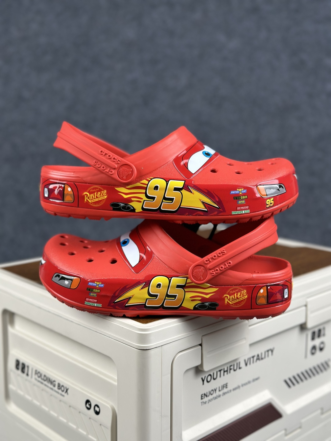 Crocs卡骆驰 × Cars Classic cl”Lightning McQueen” 休闲舒适 洞洞鞋 男女同款 红色灯鞋 205759-610-Top High Quatity Cheap Sneakers Fashion Clothing Clothes Bags handbags Shoes of all Brand wholesale With The best Quality And Beautiful Price from China Factory Chinese suppliers wholesaler seller Crocs卡骆驰 × Cars Classic cl”Lightning McQueen” 休闲舒适 洞洞鞋 男女同款 红色灯鞋 205759-610
