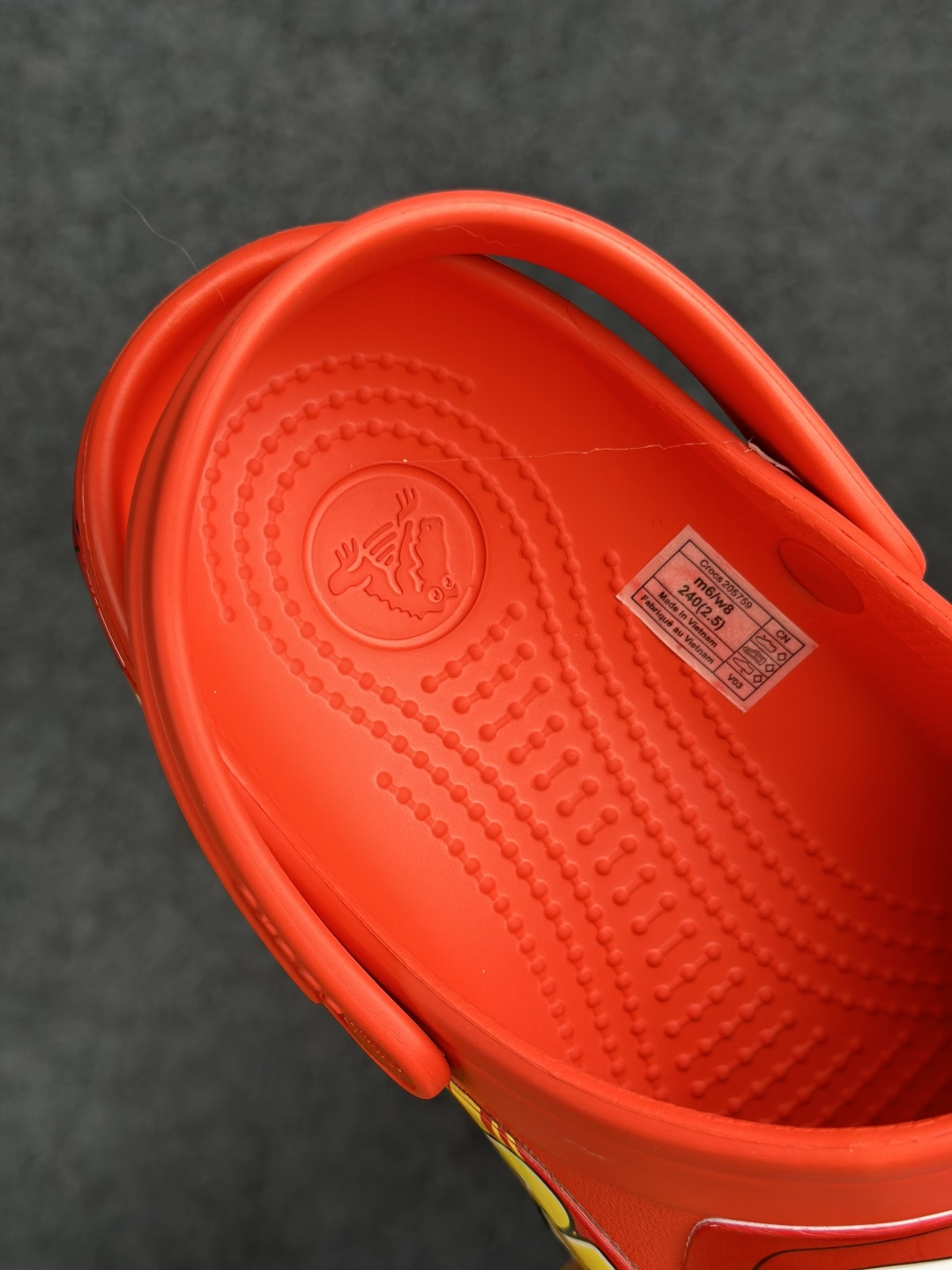 Crocs卡骆驰 × Cars Classic cl”Lightning McQueen” 休闲舒适 洞洞鞋 男女同款 红色灯鞋 205759-610-Top High Quatity Cheap Sneakers Fashion Clothing Clothes Bags handbags Shoes of all Brand wholesale With The best Quality And Beautiful Price from China Factory Chinese suppliers wholesaler seller Crocs卡骆驰 × Cars Classic cl”Lightning McQueen” 休闲舒适 洞洞鞋 男女同款 红色灯鞋 205759-610