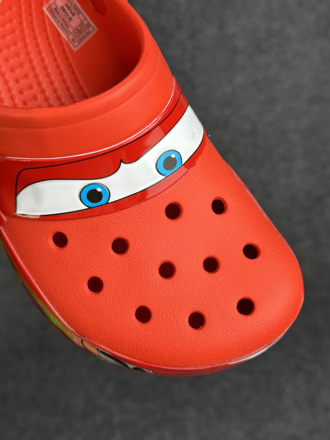 Crocs卡骆驰 × Cars Classic cl”Lightning McQueen” 休闲舒适 洞洞鞋 男女同款 红色灯鞋 205759-610-Top High Quatity Cheap Sneakers Fashion Clothing Clothes Bags handbags Shoes of all Brand wholesale With The best Quality And Beautiful Price from China Factory Chinese suppliers wholesaler seller Crocs卡骆驰 × Cars Classic cl”Lightning McQueen” 休闲舒适 洞洞鞋 男女同款 红色灯鞋 205759-610