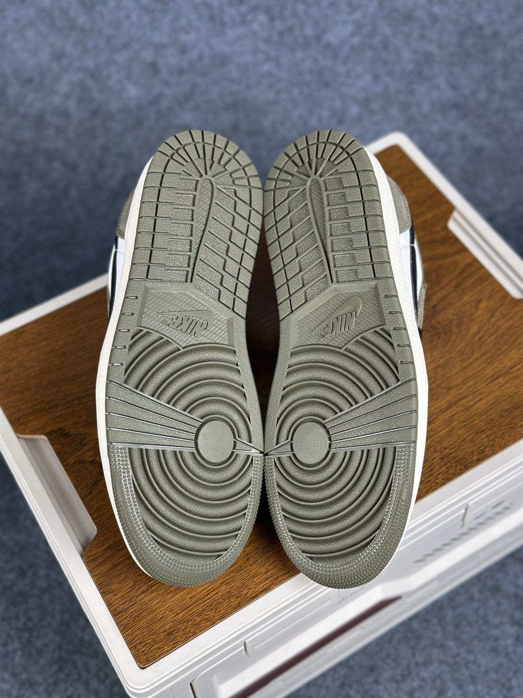 AJ1Low低帮OG系列 小倒钩磨砂皮橄榄绿 白绿 Jordan Air Jordan 1 RETRO LOW HQ6998-200-Top High Quatity Cheap Sneakers Fashion Clothing Clothes Bags handbags Shoes of all Brand wholesale With The best Quality And Beautiful Price from China Factory Chinese suppliers wholesaler seller AJ1Low低帮OG系列 小倒钩磨砂皮橄榄绿 白绿 Jordan Air Jordan 1 RETRO LOW HQ6998-200