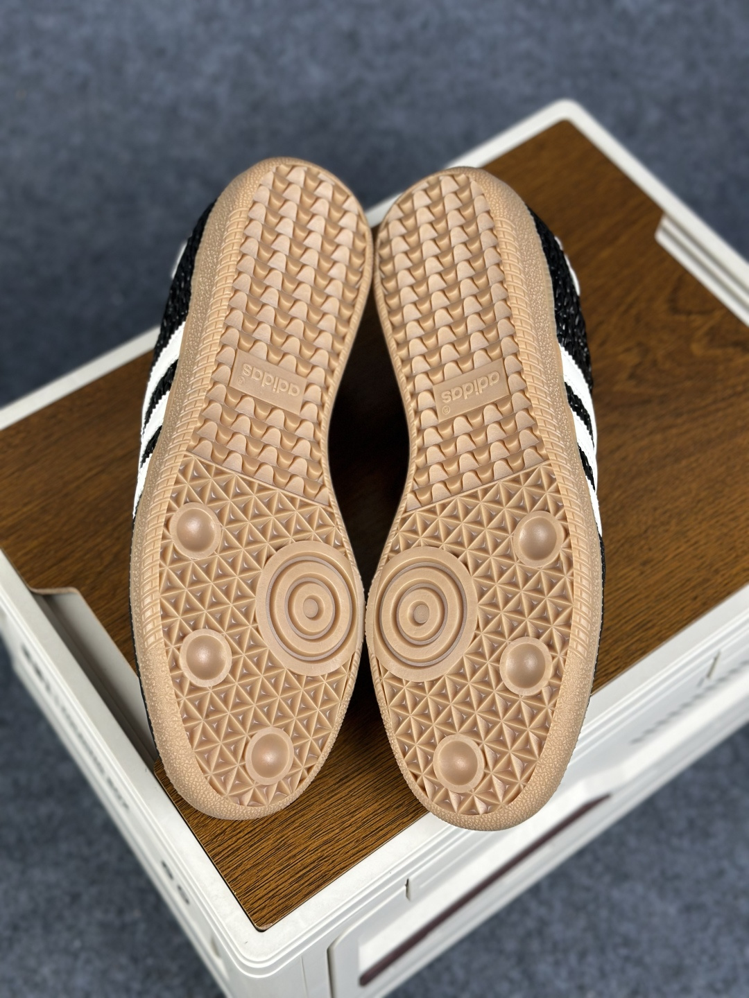 HZ版Adidas Originals Samba 阿迪达斯三叶草 桑巴舞系列绅士德训足球风百搭低帮休闲运动板鞋 HQ9282-Top High Quatity Cheap Sneakers Fashion Clothing Clothes Bags handbags Shoes of all Brand wholesale With The best Quality And Beautiful Price from China Factory Chinese suppliers wholesaler seller HZ版Adidas Originals Samba 阿迪达斯三叶草 桑巴舞系列绅士德训足球风百搭低帮休闲运动板鞋 HQ9282