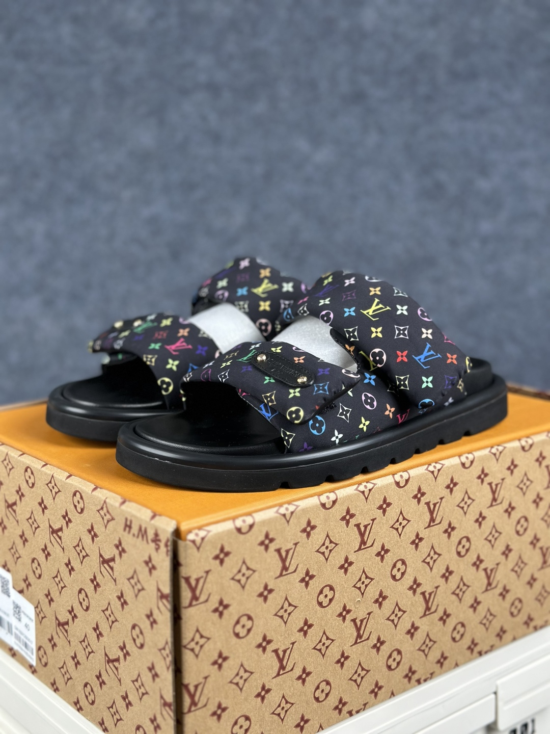 LOUIS VUITTON |路易威登2026ss最新春夏款 村上隆/Takashi Murakami x LOUIS VUITTON 皮革 圆头套脚凉鞋-Top High Quatity Cheap Sneakers Fashion Clothing Clothes Bags handbags Shoes of all Brand wholesale With The best Quality And Beautiful Price from China Factory Chinese suppliers wholesaler seller LOUIS VUITTON |路易威登2026ss最新春夏款 村上隆/Takashi Murakami x LOUIS VUITTON 皮革 圆头套脚凉鞋