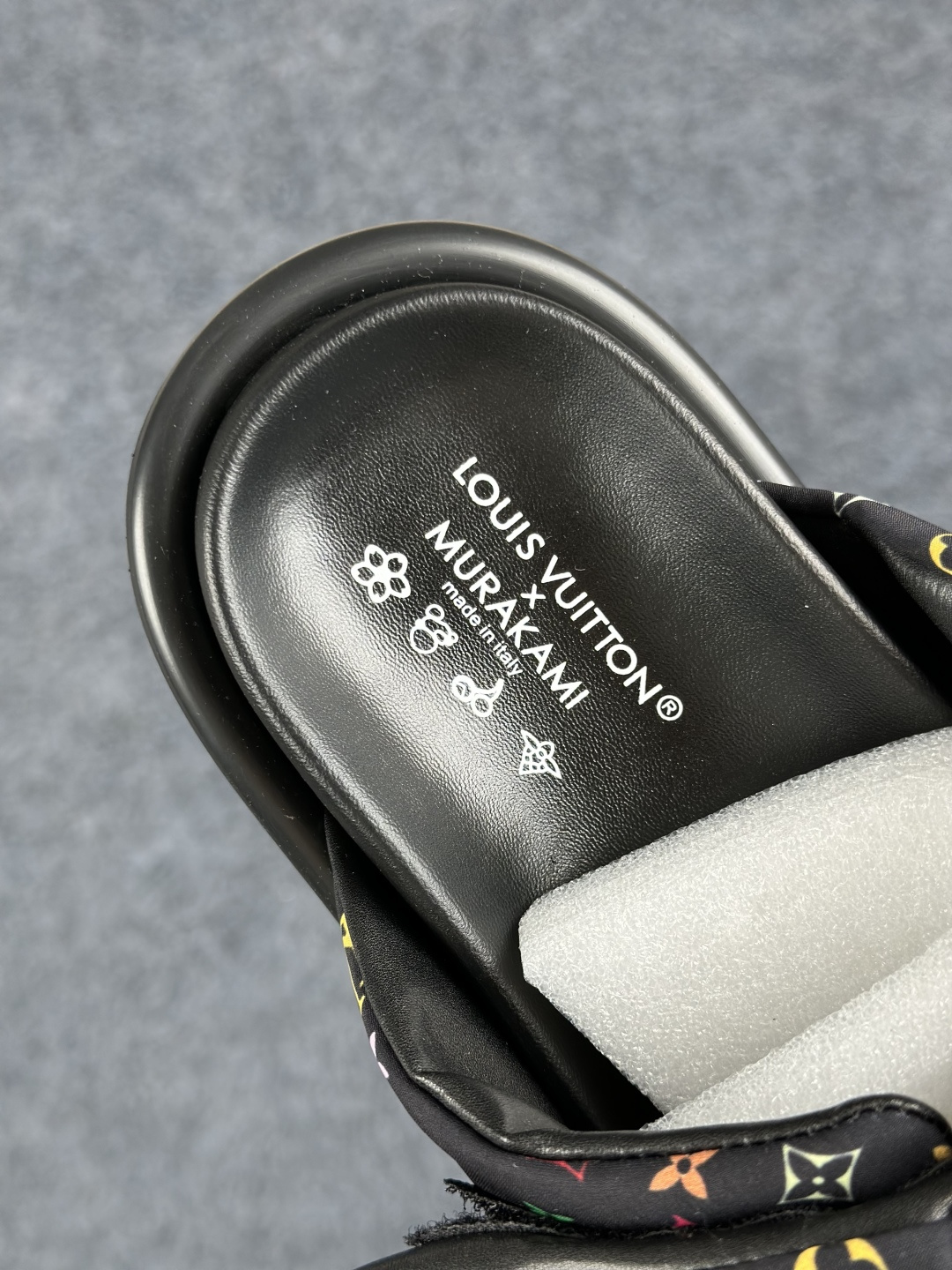 LOUIS VUITTON |路易威登2026ss最新春夏款 村上隆/Takashi Murakami x LOUIS VUITTON 皮革 圆头套脚凉鞋-Top High Quatity Cheap Sneakers Fashion Clothing Clothes Bags handbags Shoes of all Brand wholesale With The best Quality And Beautiful Price from China Factory Chinese suppliers wholesaler seller LOUIS VUITTON |路易威登2026ss最新春夏款 村上隆/Takashi Murakami x LOUIS VUITTON 皮革 圆头套脚凉鞋