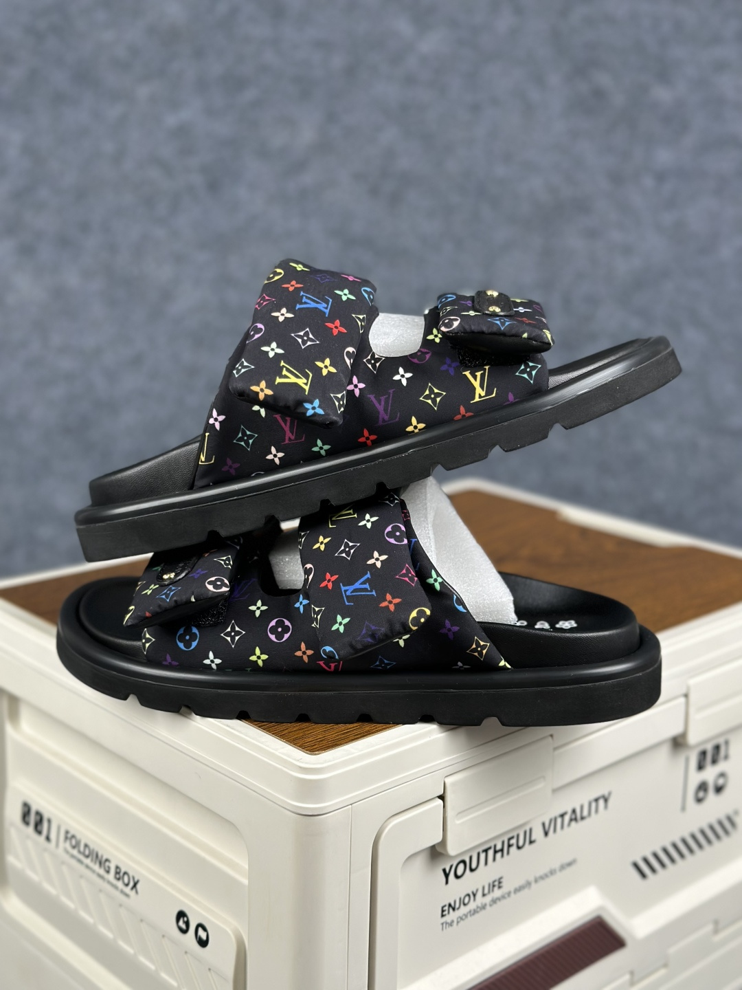 LOUIS VUITTON |路易威登2026ss最新春夏款 村上隆/Takashi Murakami x LOUIS VUITTON 皮革 圆头套脚凉鞋-Top High Quatity Cheap Sneakers Fashion Clothing Clothes Bags handbags Shoes of all Brand wholesale With The best Quality And Beautiful Price from China Factory Chinese suppliers wholesaler seller LOUIS VUITTON |路易威登2026ss最新春夏款 村上隆/Takashi Murakami x LOUIS VUITTON 皮革 圆头套脚凉鞋