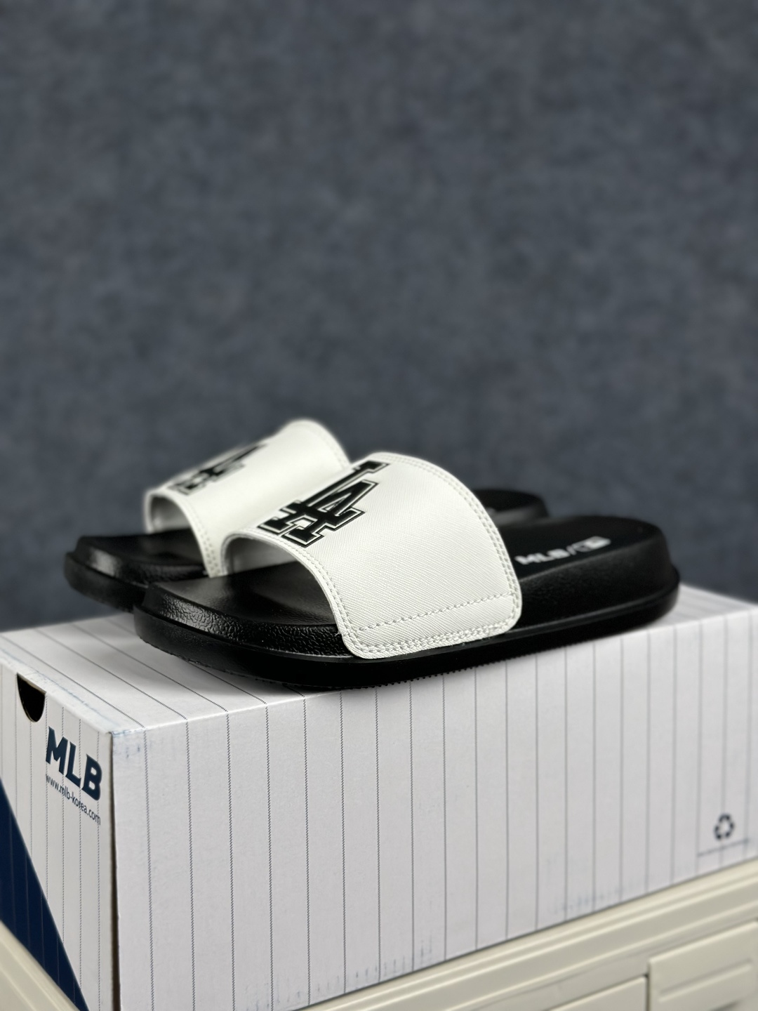 NY版 MLB New York Yankees 拖鞋 字母印花 韩国限定MLB 字母百搭潮流款情侣拖鞋 3ALPCMM4N-07IVS (GP004)-Top High Quatity Cheap Sneakers Fashion Clothing Clothes Bags handbags Shoes of all Brand wholesale With The best Quality And Beautiful Price from China Factory Chinese suppliers wholesaler seller NY版 MLB New York Yankees 拖鞋 字母印花 韩国限定MLB 字母百搭潮流款情侣拖鞋 3ALPCMM4N-07IVS (GP004)