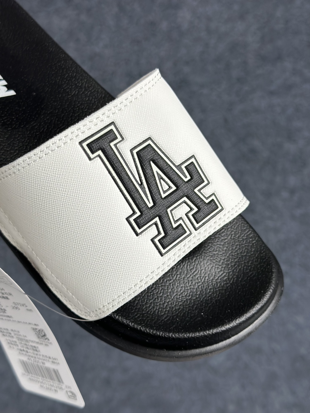 NY版 MLB New York Yankees 拖鞋 字母印花 韩国限定MLB 字母百搭潮流款情侣拖鞋 3ALPCMM4N-07IVS (GP004)-Top High Quatity Cheap Sneakers Fashion Clothing Clothes Bags handbags Shoes of all Brand wholesale With The best Quality And Beautiful Price from China Factory Chinese suppliers wholesaler seller NY版 MLB New York Yankees 拖鞋 字母印花 韩国限定MLB 字母百搭潮流款情侣拖鞋 3ALPCMM4N-07IVS (GP004)