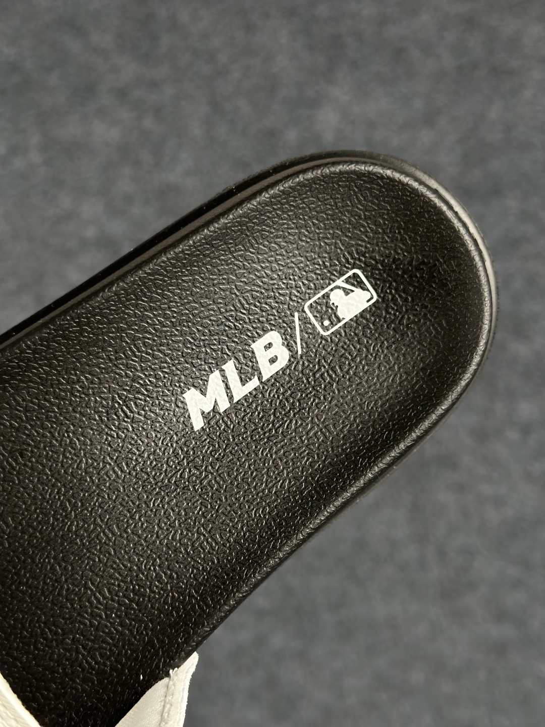 NY版 MLB New York Yankees 拖鞋 字母印花 韩国限定MLB 字母百搭潮流款情侣拖鞋 3ALPCMM4N-07IVS (GP004)-Top High Quatity Cheap Sneakers Fashion Clothing Clothes Bags handbags Shoes of all Brand wholesale With The best Quality And Beautiful Price from China Factory Chinese suppliers wholesaler seller NY版 MLB New York Yankees 拖鞋 字母印花 韩国限定MLB 字母百搭潮流款情侣拖鞋 3ALPCMM4N-07IVS (GP004)